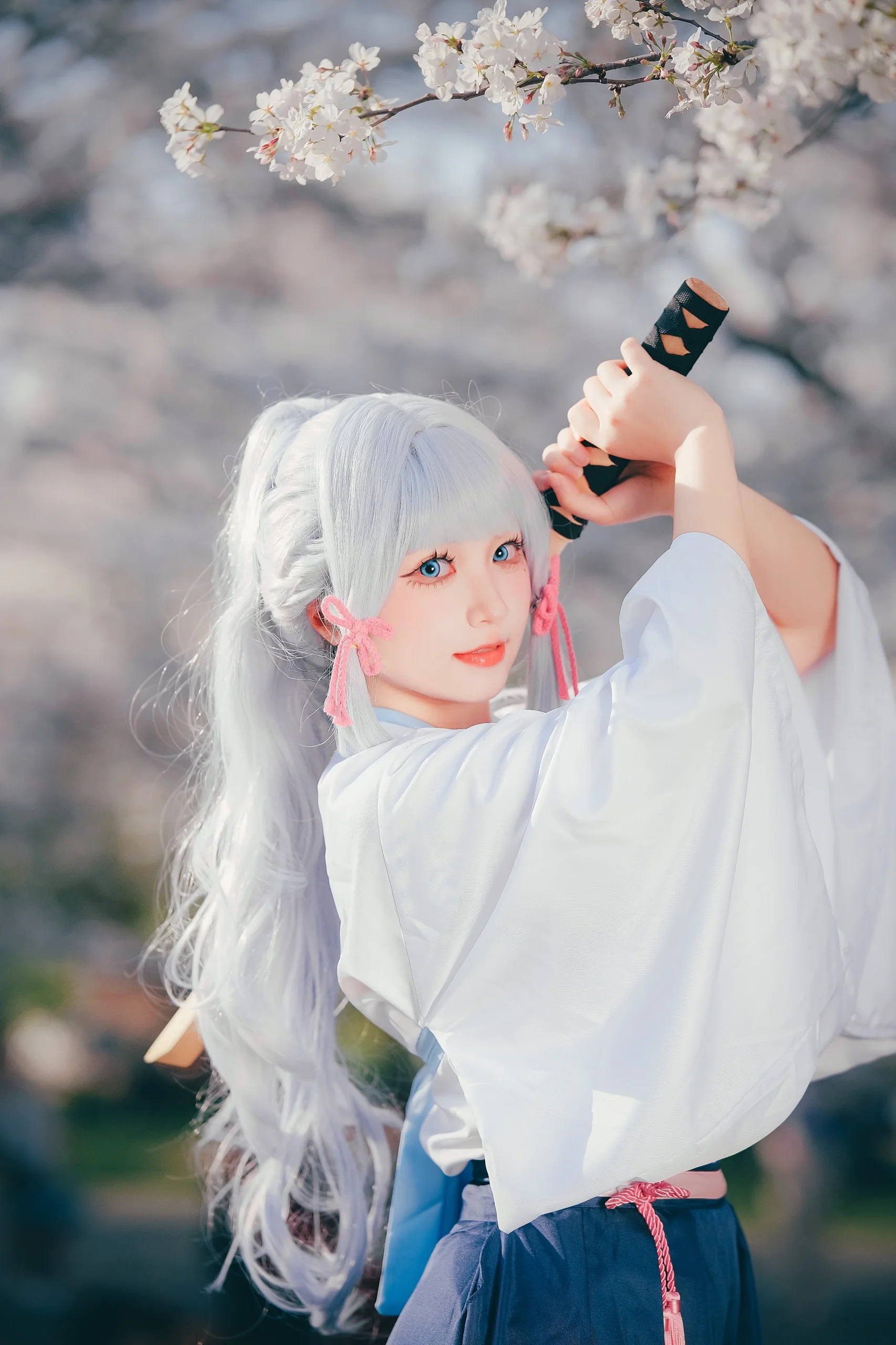 【神裡綾華cos】白櫻下的稻妻劍士，摺扇與太刀的組合 - 第 1 張