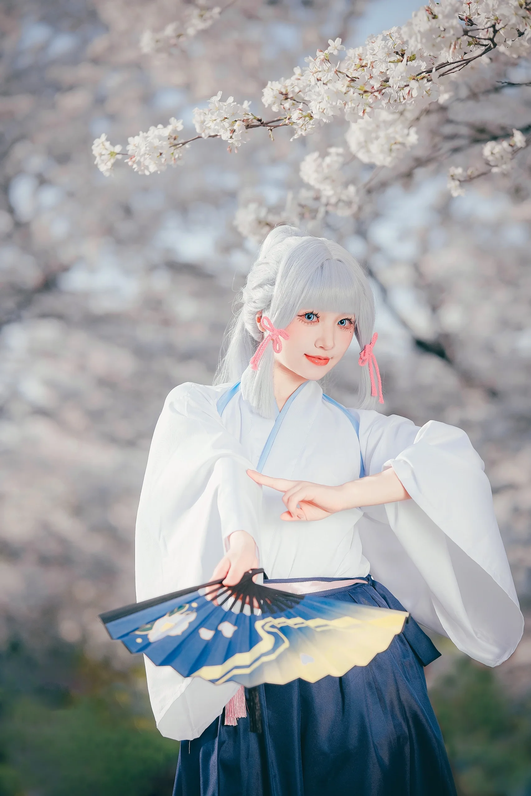 【神裡綾華cos】白櫻下的稻妻劍士，摺扇與太刀的組合 - 第 11 張