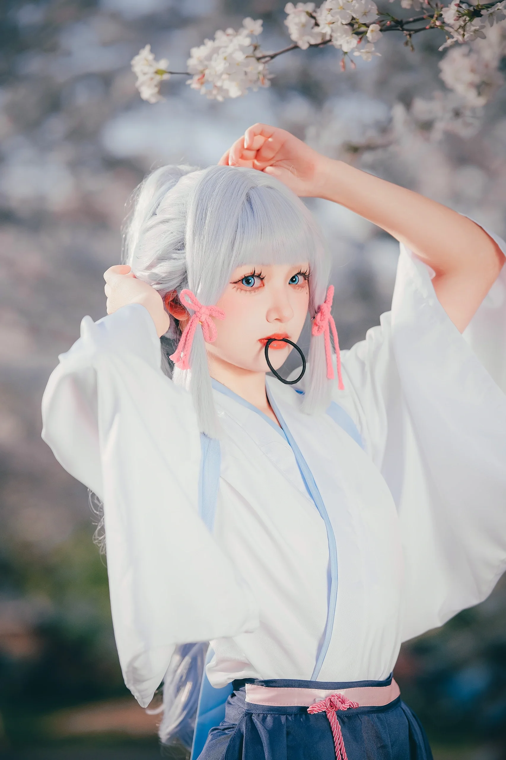 【神裡綾華cos】白櫻下的稻妻劍士，摺扇與太刀的組合 - 第 3 張