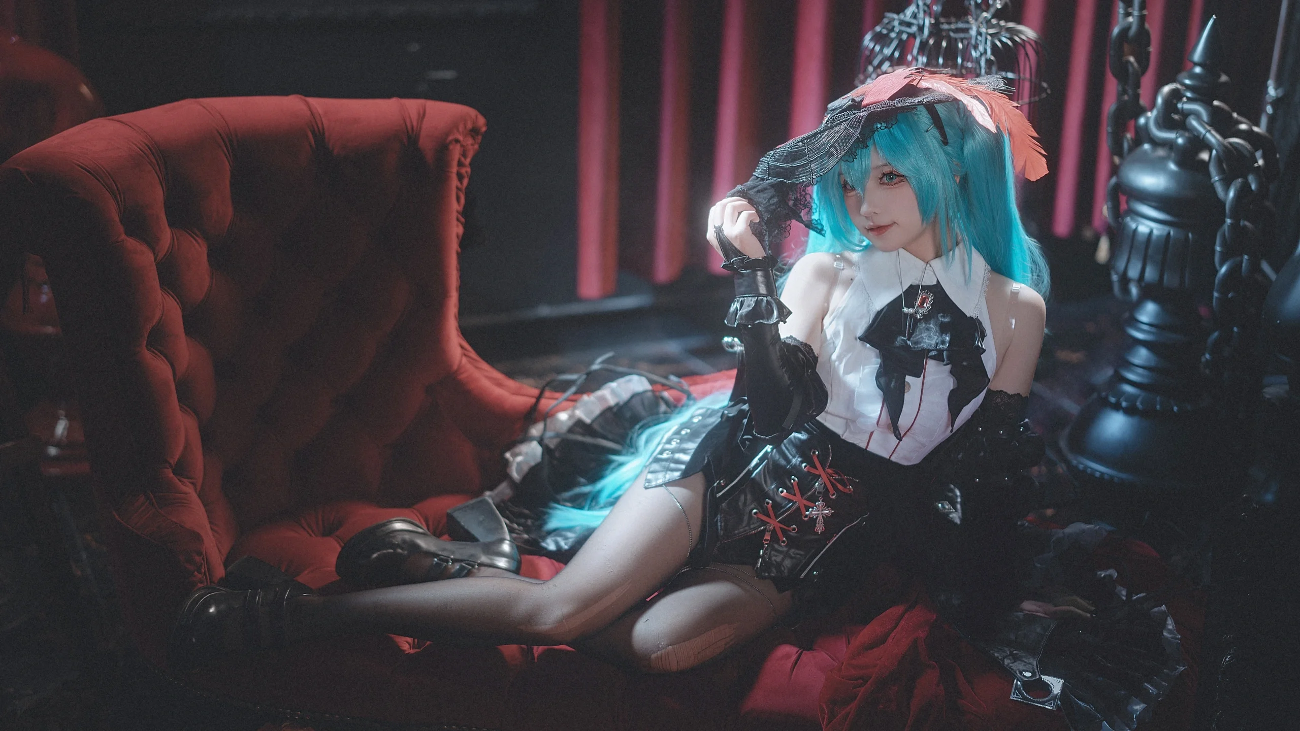 【初音未来cos】哥特复古暗黑风，红沙发与提灯的氛围感 - 第 10 张