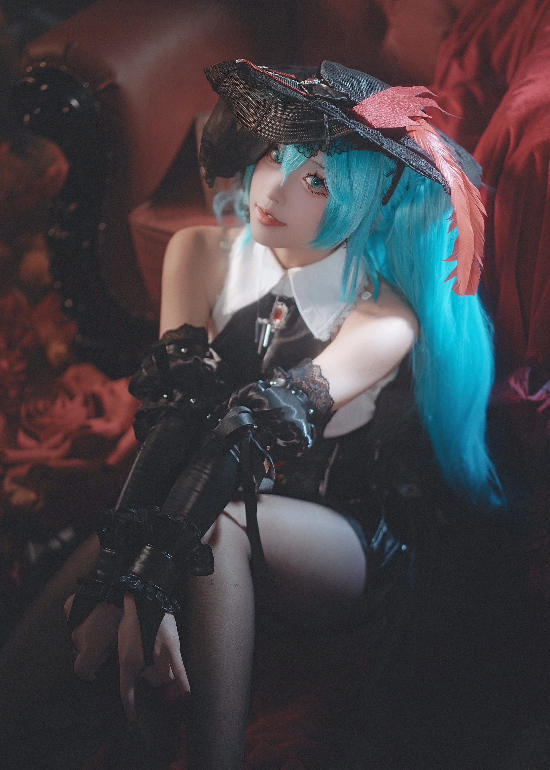 【初音未来cos】哥特复古暗黑风，红沙发与提灯的氛围感 - 第 2 张