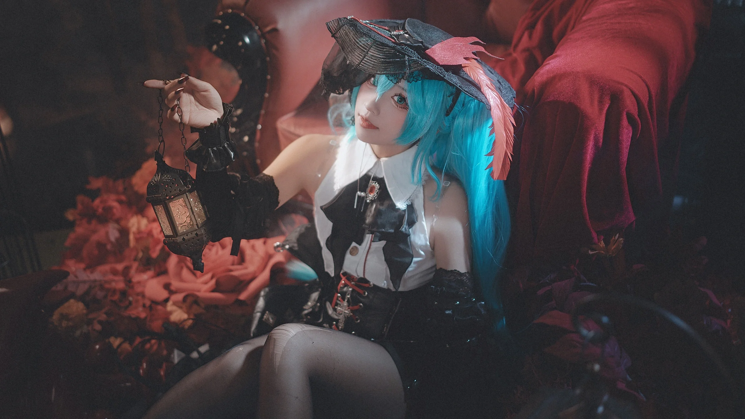 【初音未来cos】哥特复古暗黑风，红沙发与提灯的氛围感 - 第 3 张