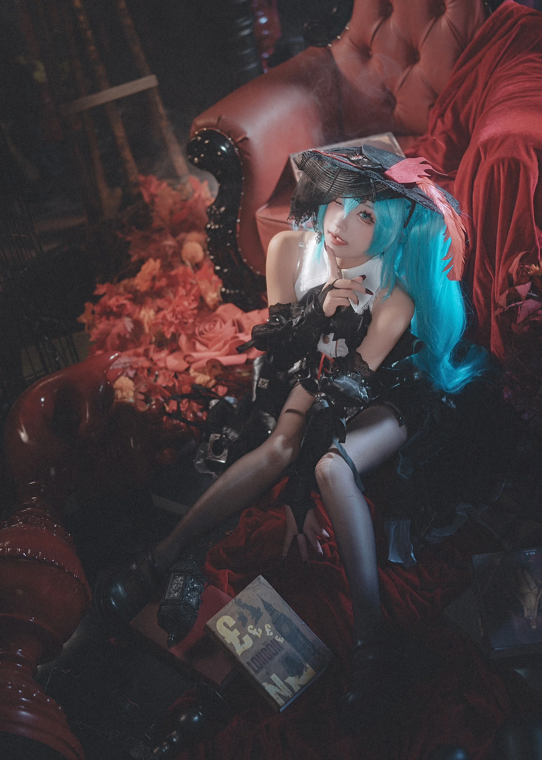 【初音未来cos】哥特复古暗黑风，红沙发与提灯的氛围感
