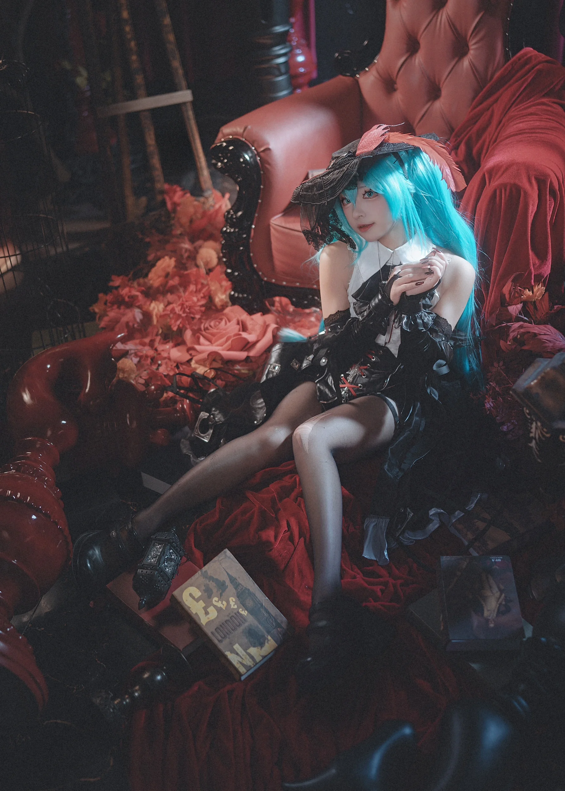 【初音未来cos】哥特复古暗黑风，红沙发与提灯的氛围感 - 第 5 张