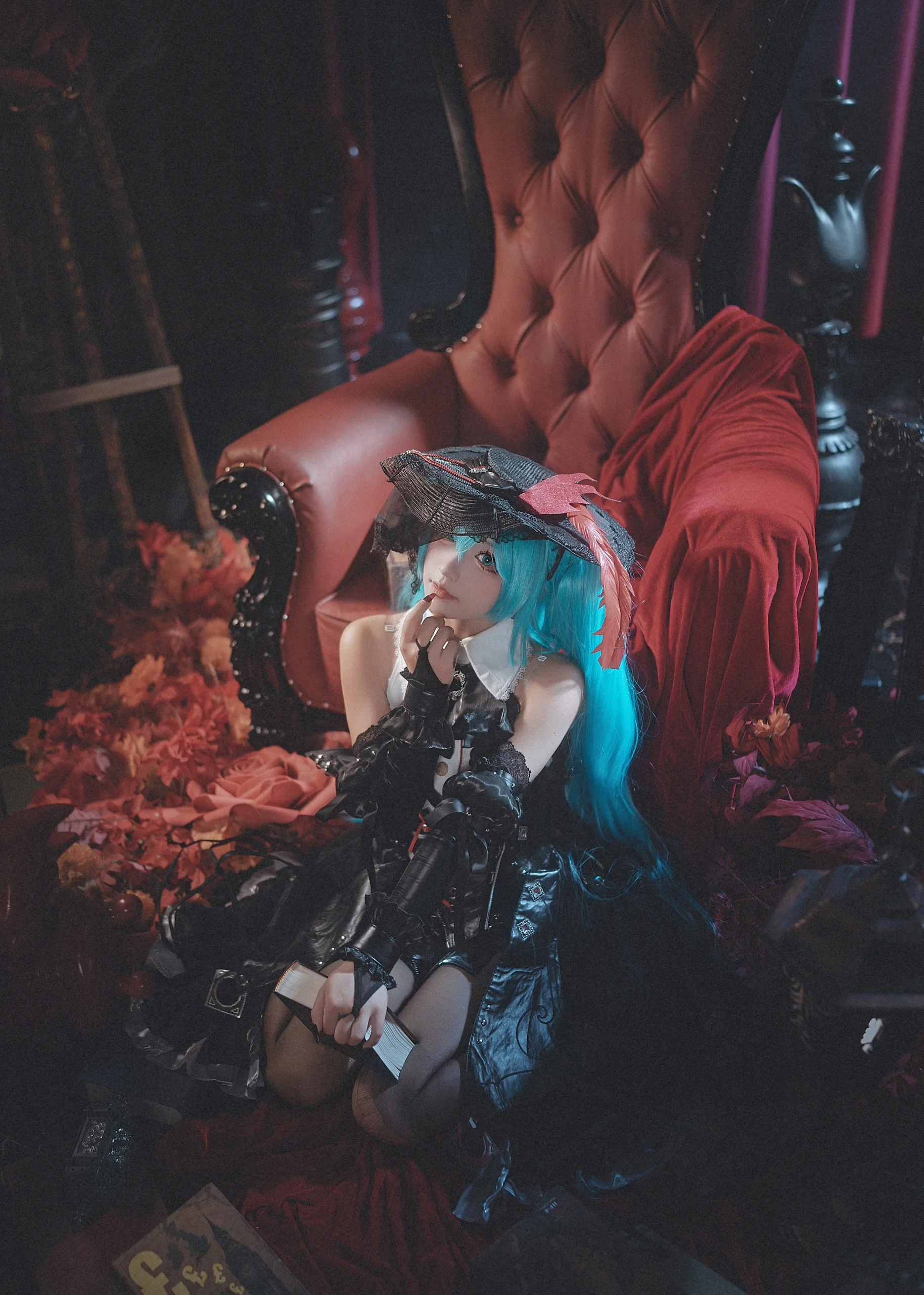 【初音未来cos】哥特复古暗黑风，红沙发与提灯的氛围感 - 第 6 张