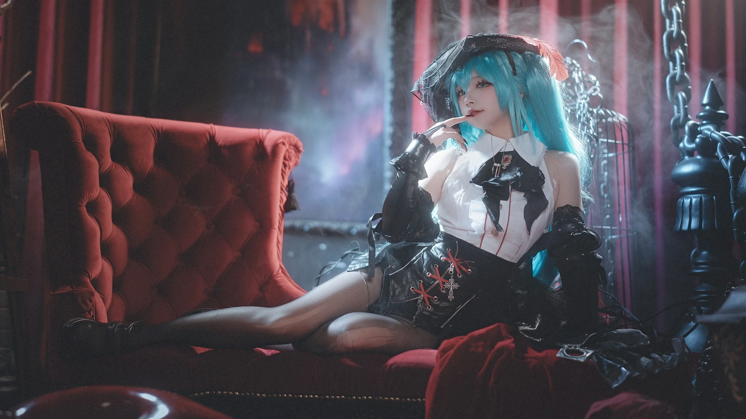 【初音未来cos】哥特复古暗黑风，红沙发与提灯的氛围感 - 第 8 张