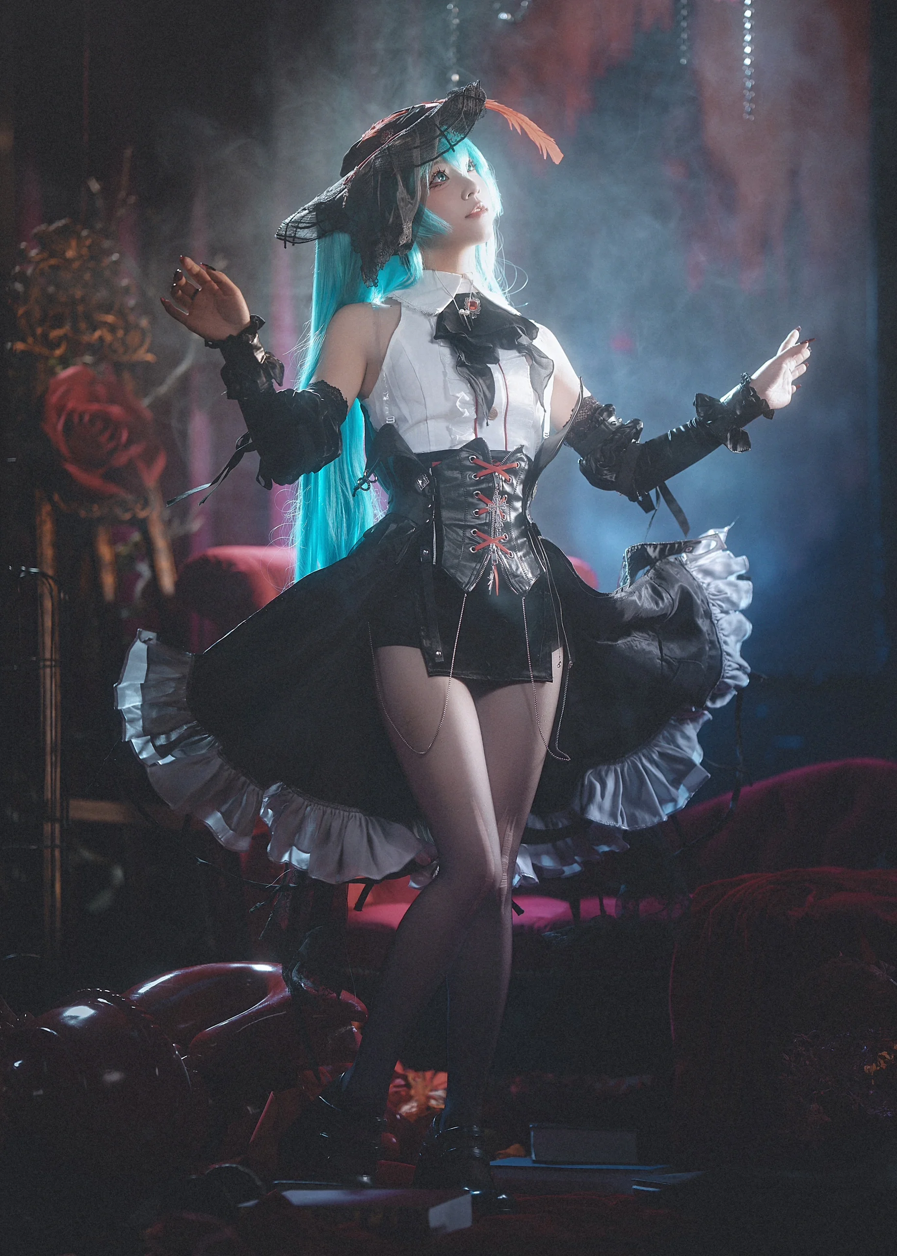 【初音未来cos】哥特复古暗黑风，红沙发与提灯的氛围感 - 第 9 张