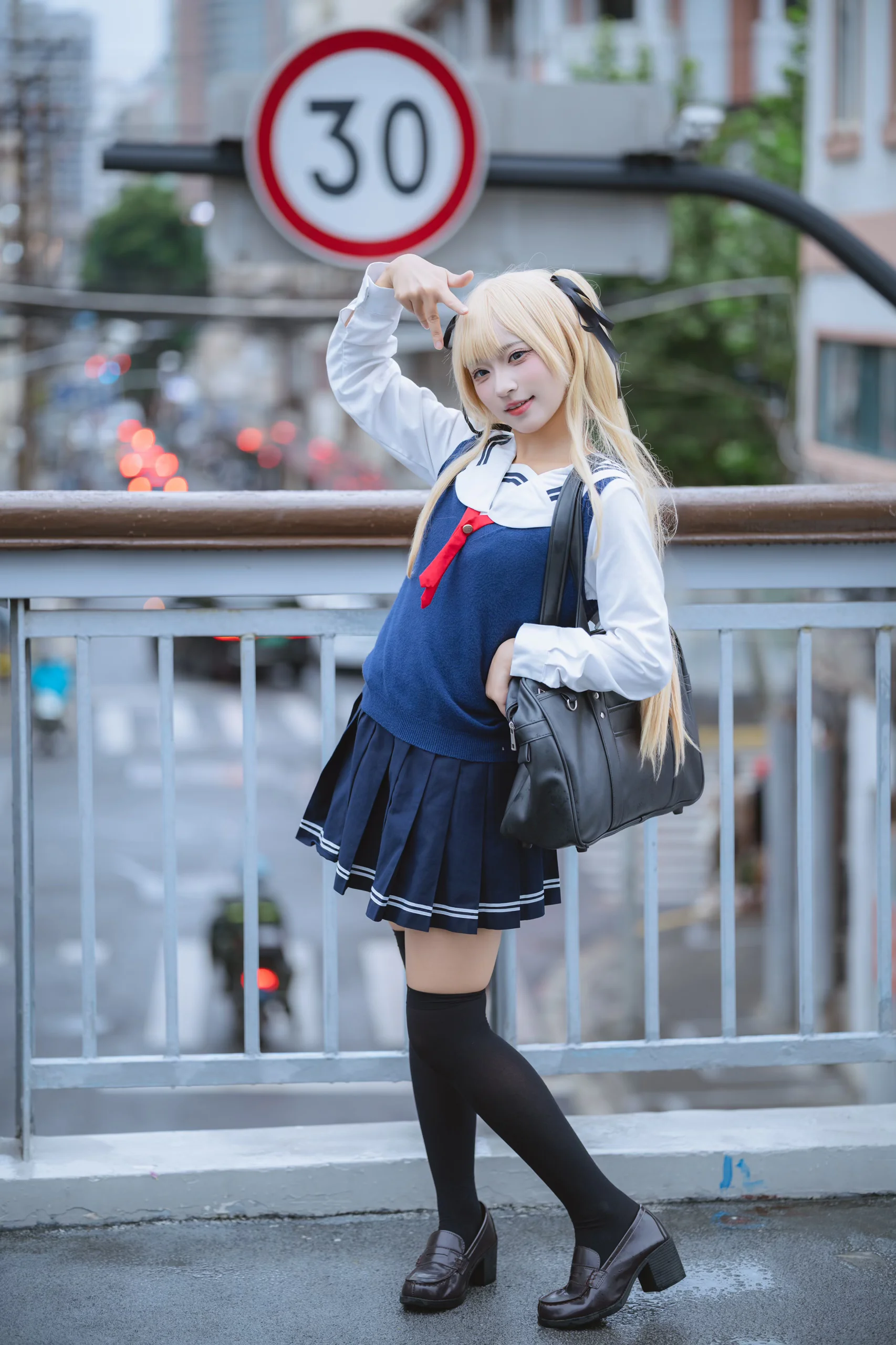 【英梨梨cos】天橋上的路人女主，把金髮雙馬尾和藍白水手服穿出日常感 - 第 2 張