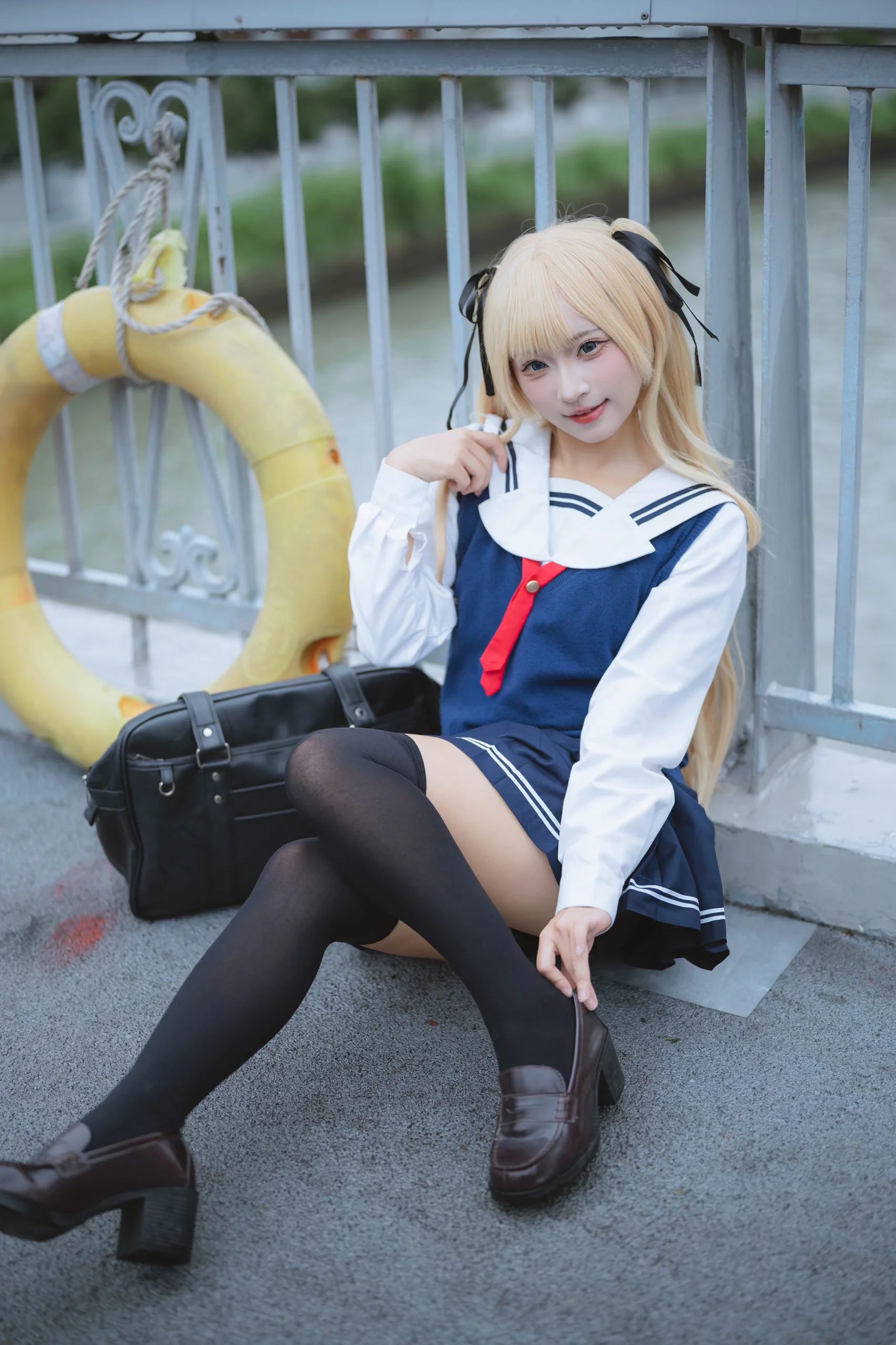 【英梨梨cos】天橋上的路人女主，把金髮雙馬尾和藍白水手服穿出日常感 - 第 7 張