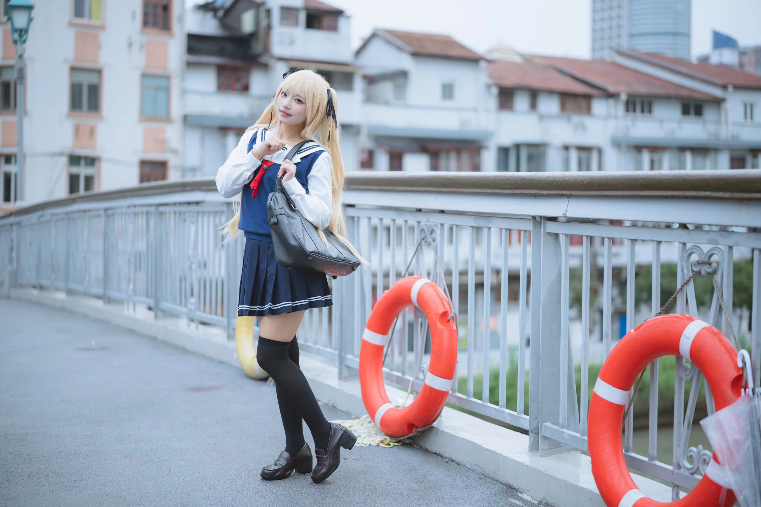 【英梨梨cos】天橋上的路人女主，把金髮雙馬尾和藍白水手服穿出日常感 - 第 8 張