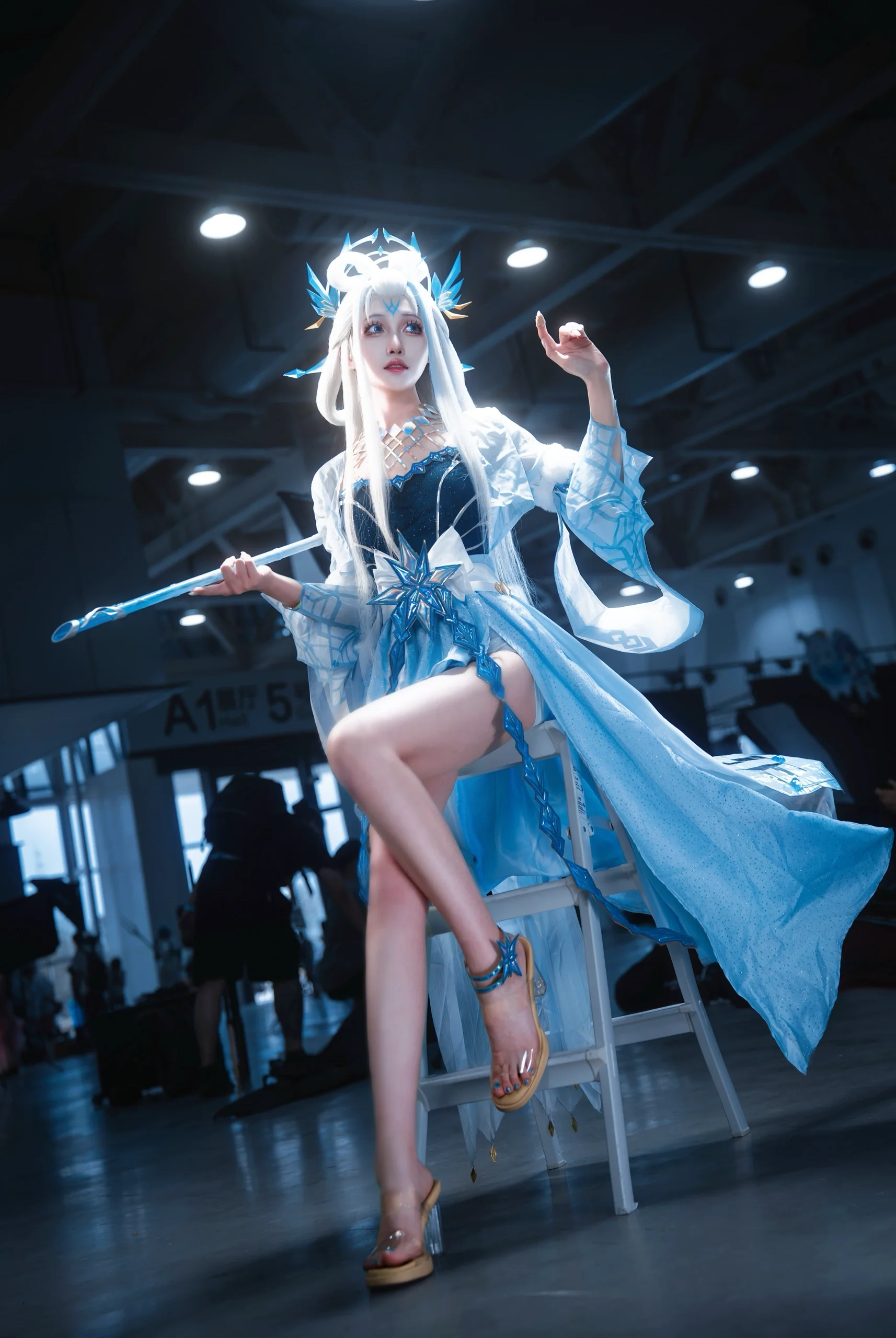 【露娜cos】王者荣耀霜月吟，冰雪凝结的清冷瞬间 - 第 1 张