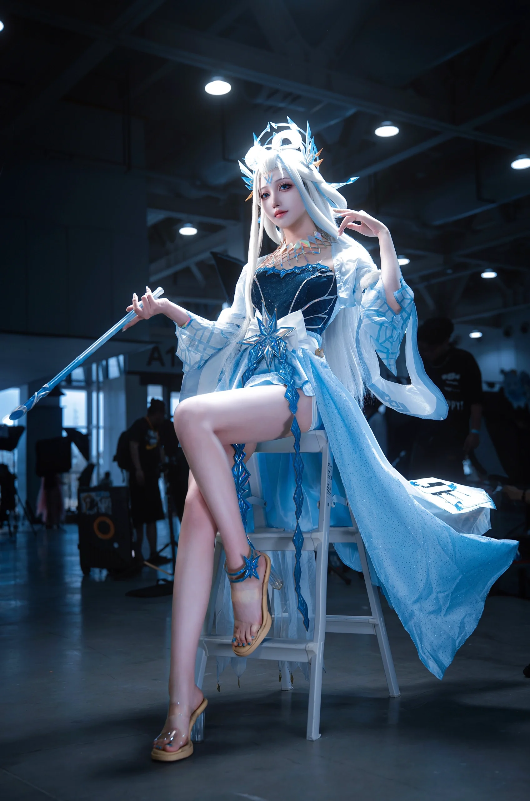 【露娜cos】王者荣耀霜月吟，冰雪凝结的清冷瞬间 - 第 2 张