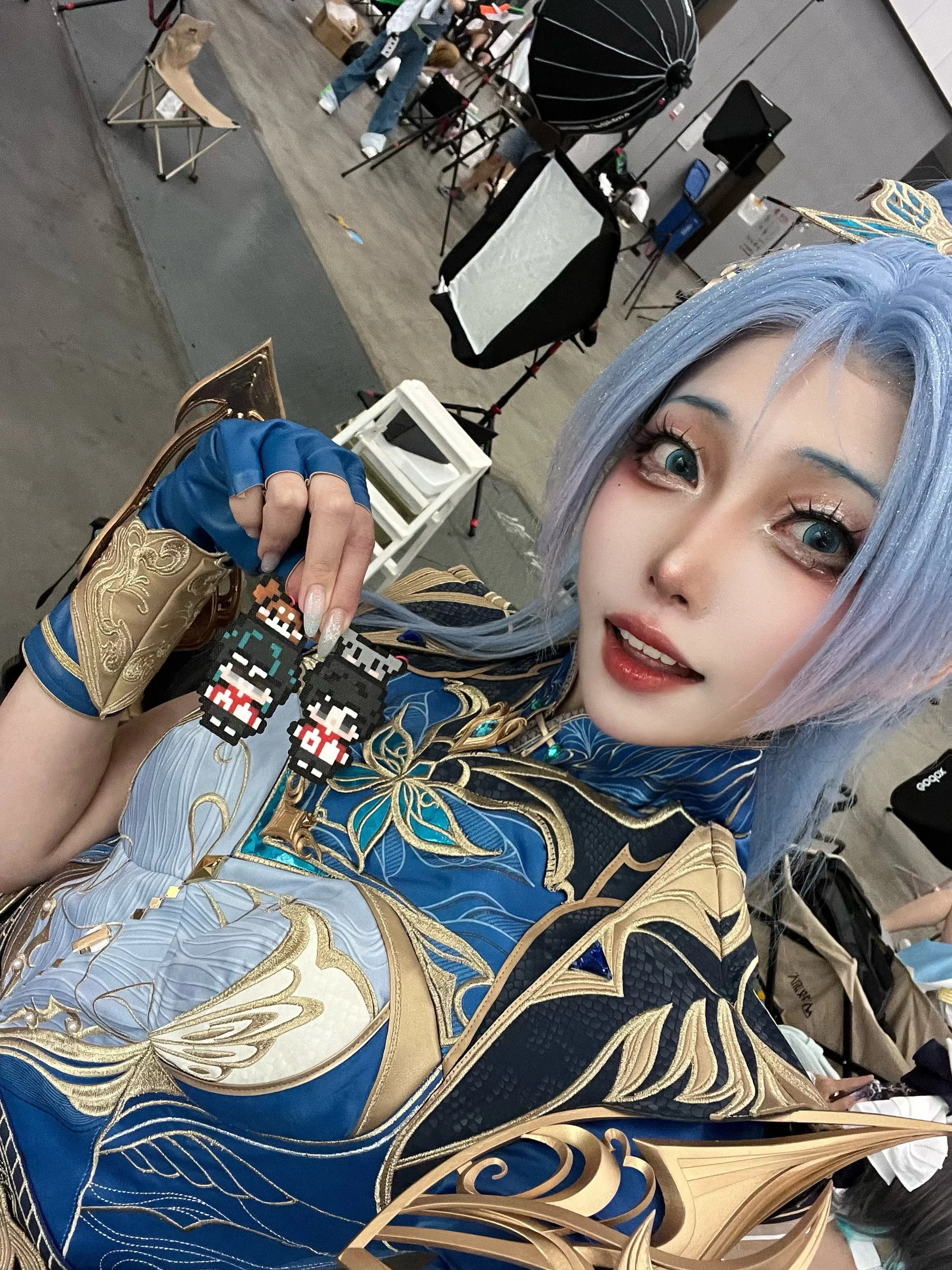 [Wang Dong'er Cosplay] Tang Wutong from Soul Land II: The Unrivaled Tang Sect: Pairing Light Blue Hair with a Golden Battle Outfit - Image 3