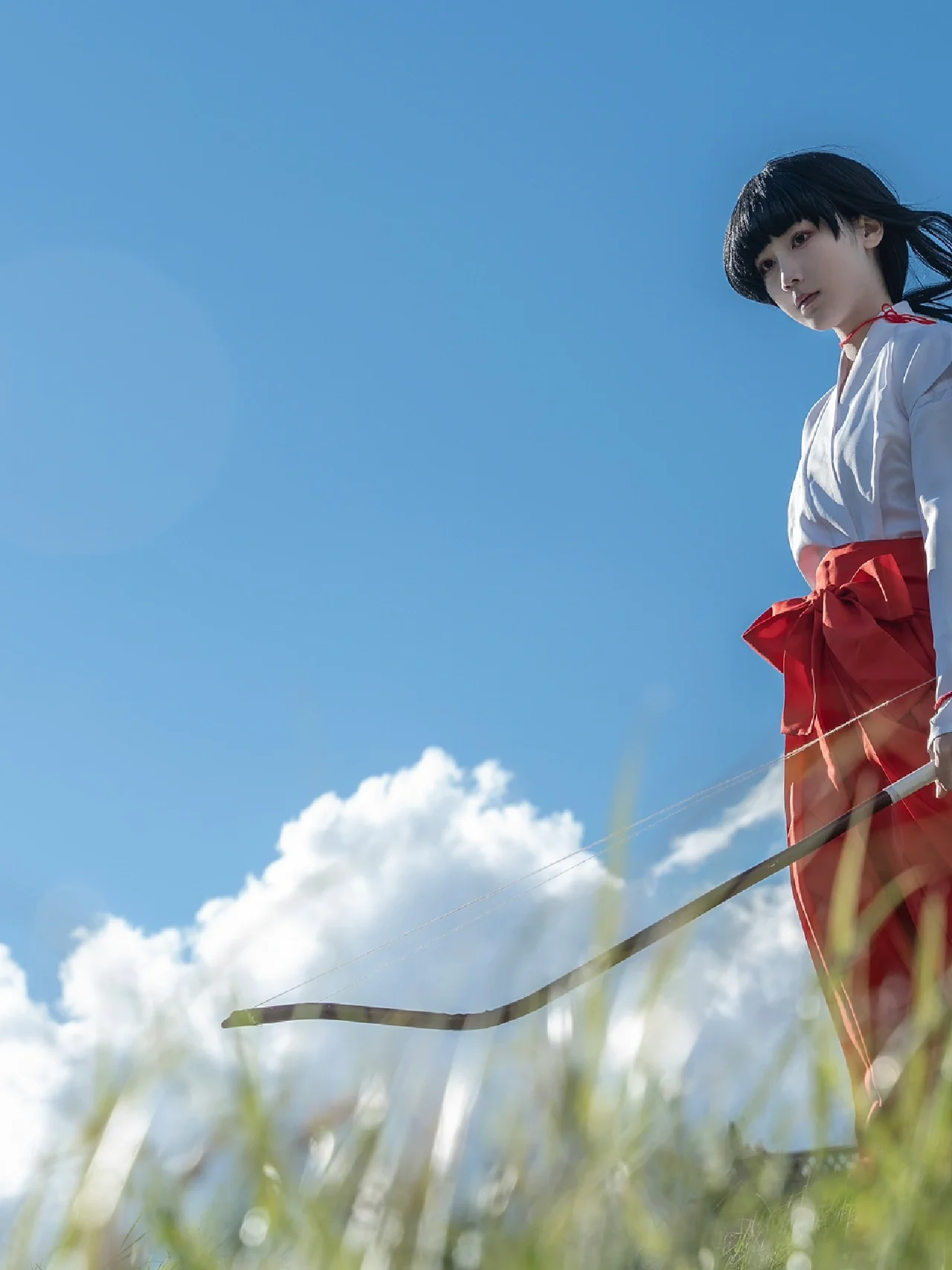 [Kikyo Cosplay] Clear Skies and Shrine Maiden at Longkan Pier in Dali - Image 1