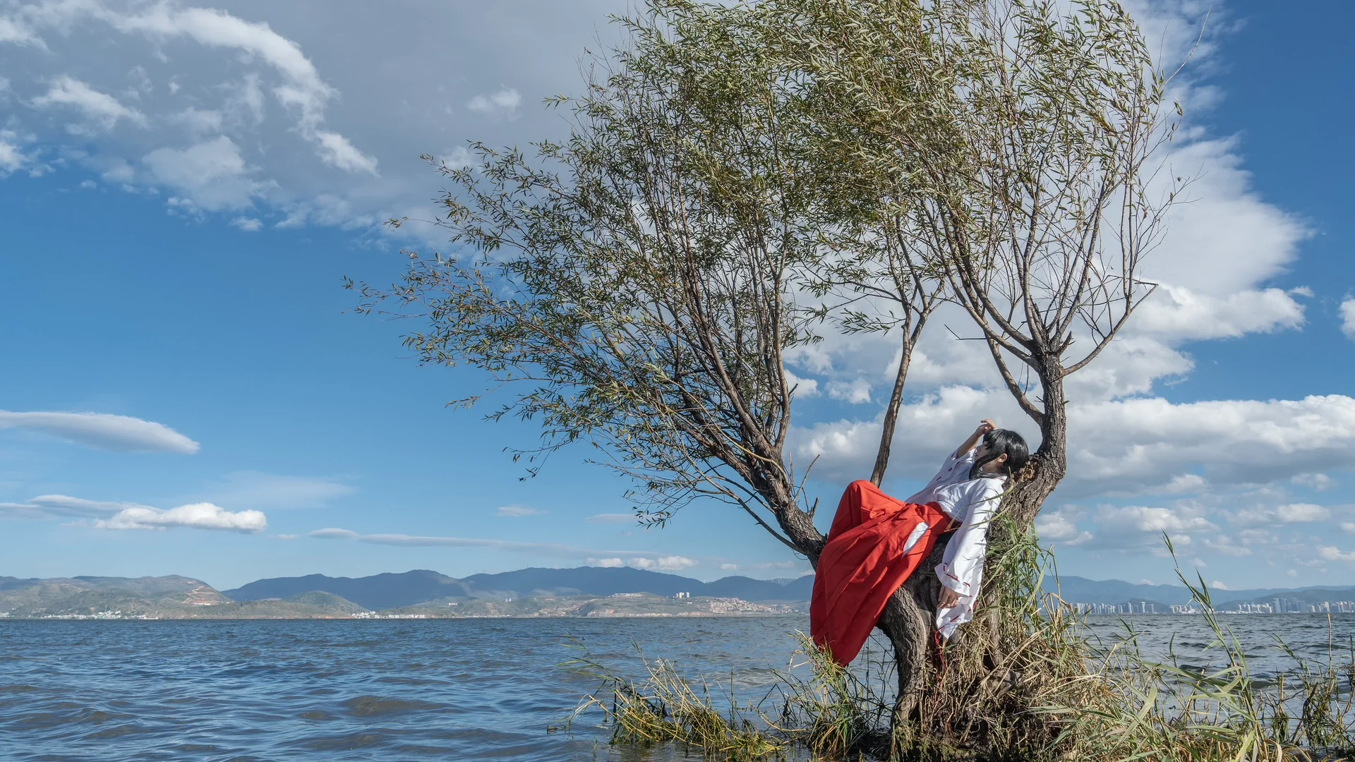 [Kikyo Cosplay] Clear Skies and Shrine Maiden at Longkan Pier in Dali - Image 11