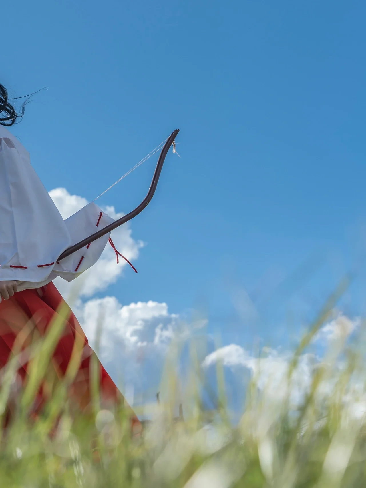 [Kikyo Cosplay] Clear Skies and Shrine Maiden at Longkan Pier in Dali - Image 2