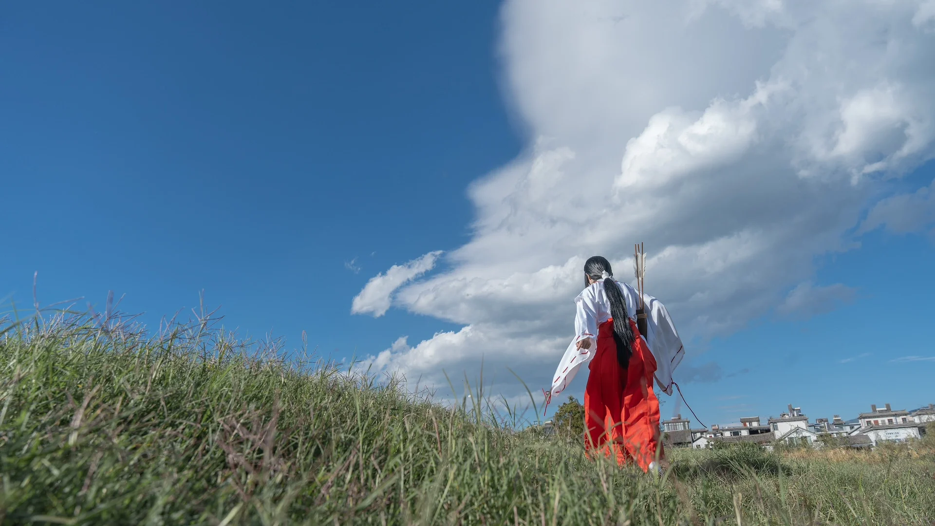 [Kikyo Cosplay] Clear Skies and Shrine Maiden at Longkan Pier in Dali - Image 3
