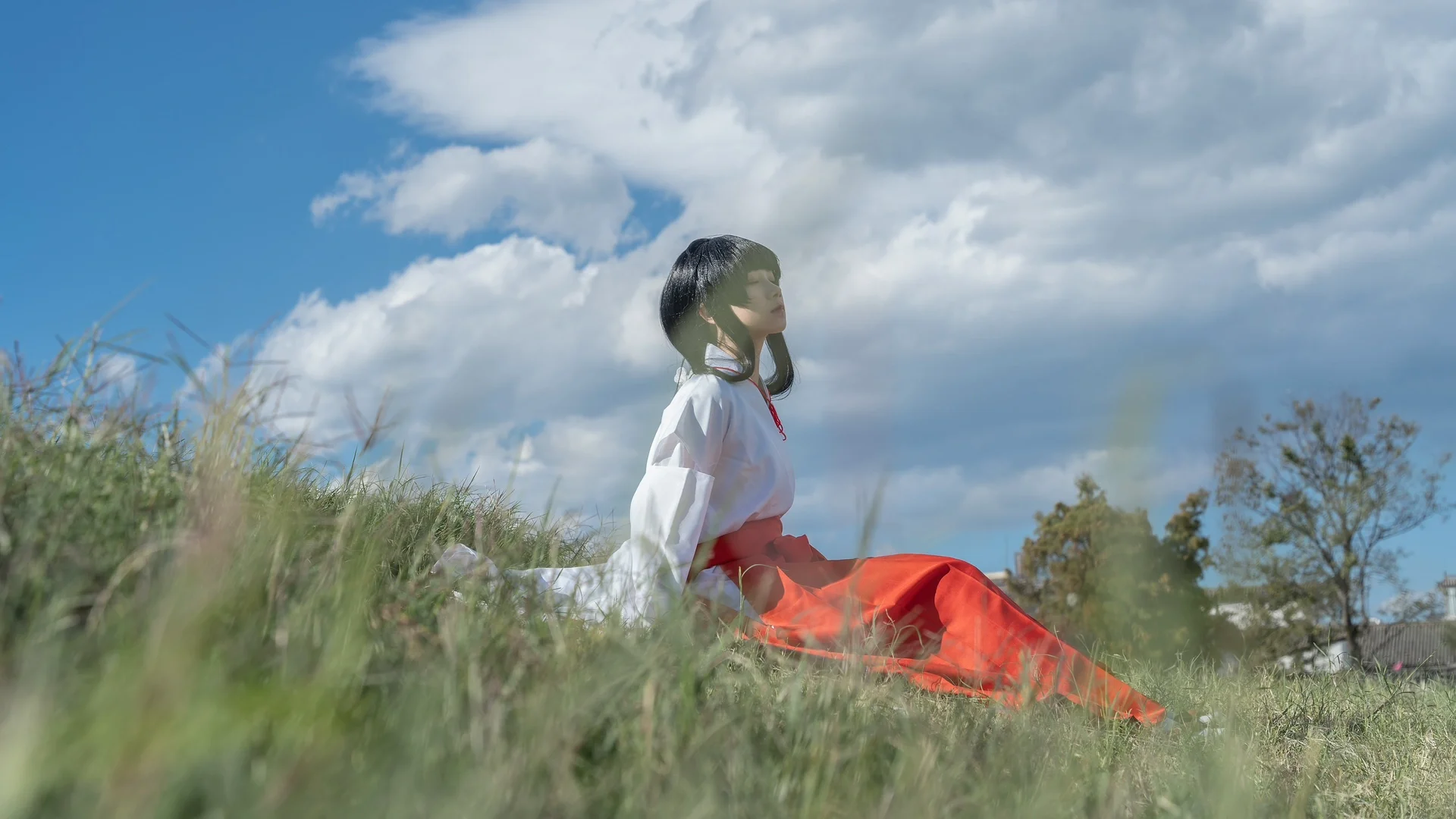 [Kikyo Cosplay] Clear Skies and Shrine Maiden at Longkan Pier in Dali - Image 4