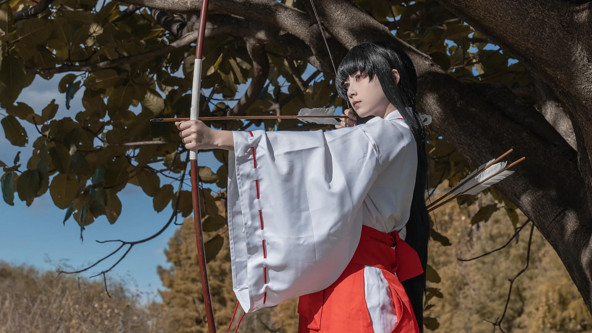 [Kikyo Cosplay] Clear Skies and Shrine Maiden at Longkan Pier in Dali - Image 5