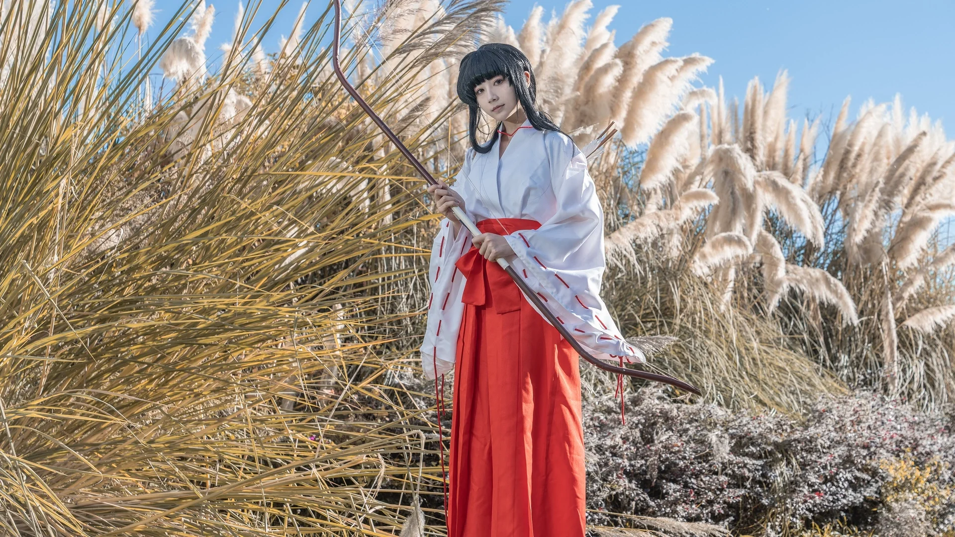 [Kikyo Cosplay] Clear Skies and Shrine Maiden at Longkan Pier in Dali - Image 9