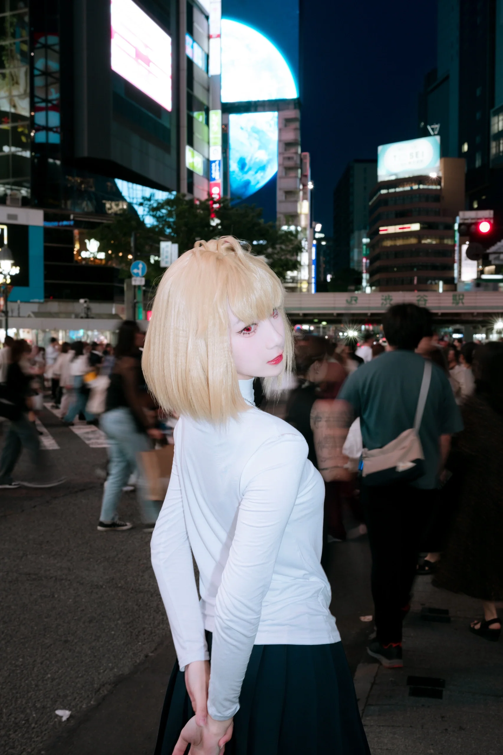 【Arcueid cosplay】Shibuya streets, freezing the crowd in the neon glow