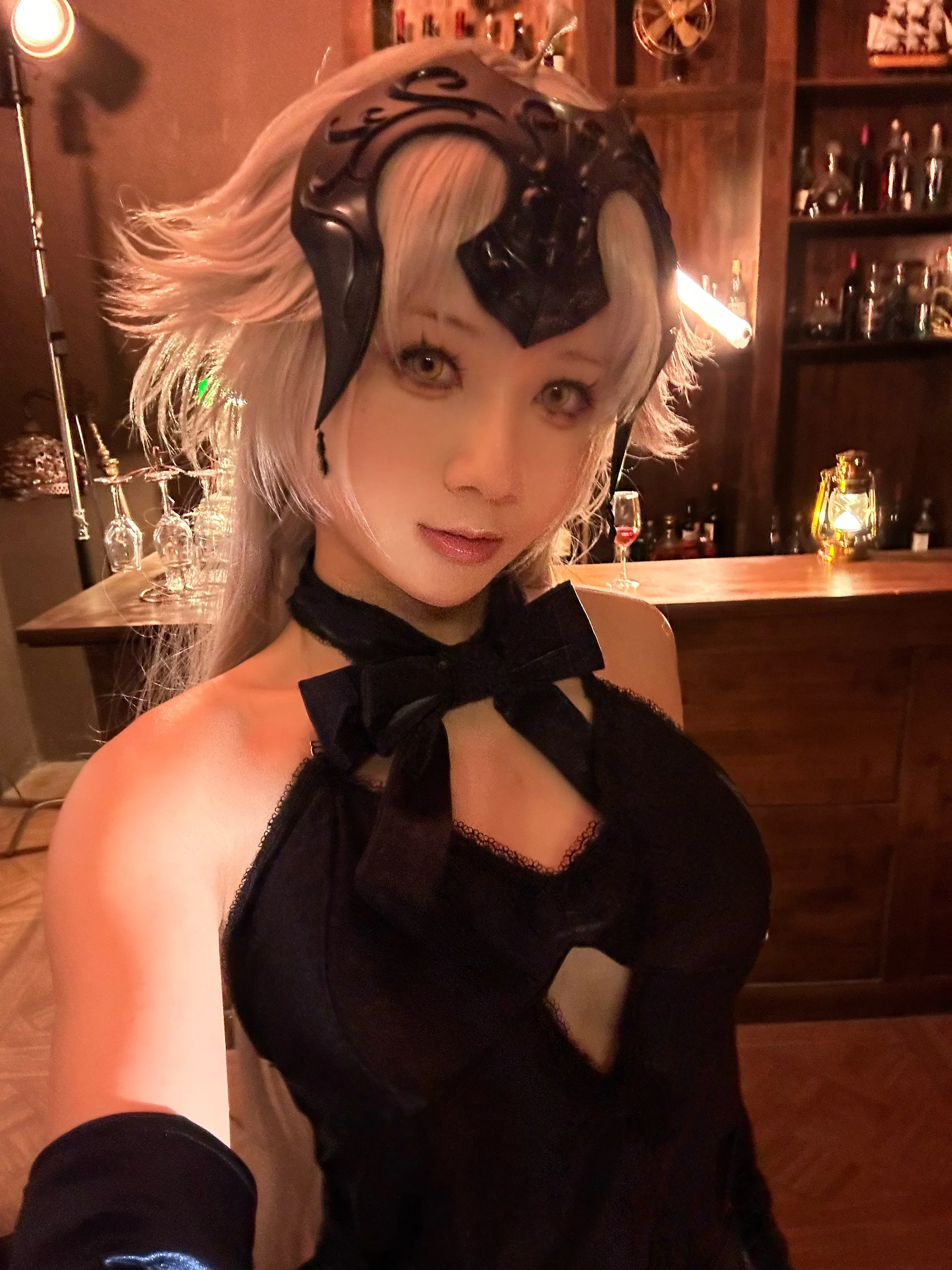 【黑贞德cos】FGO里的醉意微醺时刻，解锁暗夜酒吧氛围 - 第 2 张