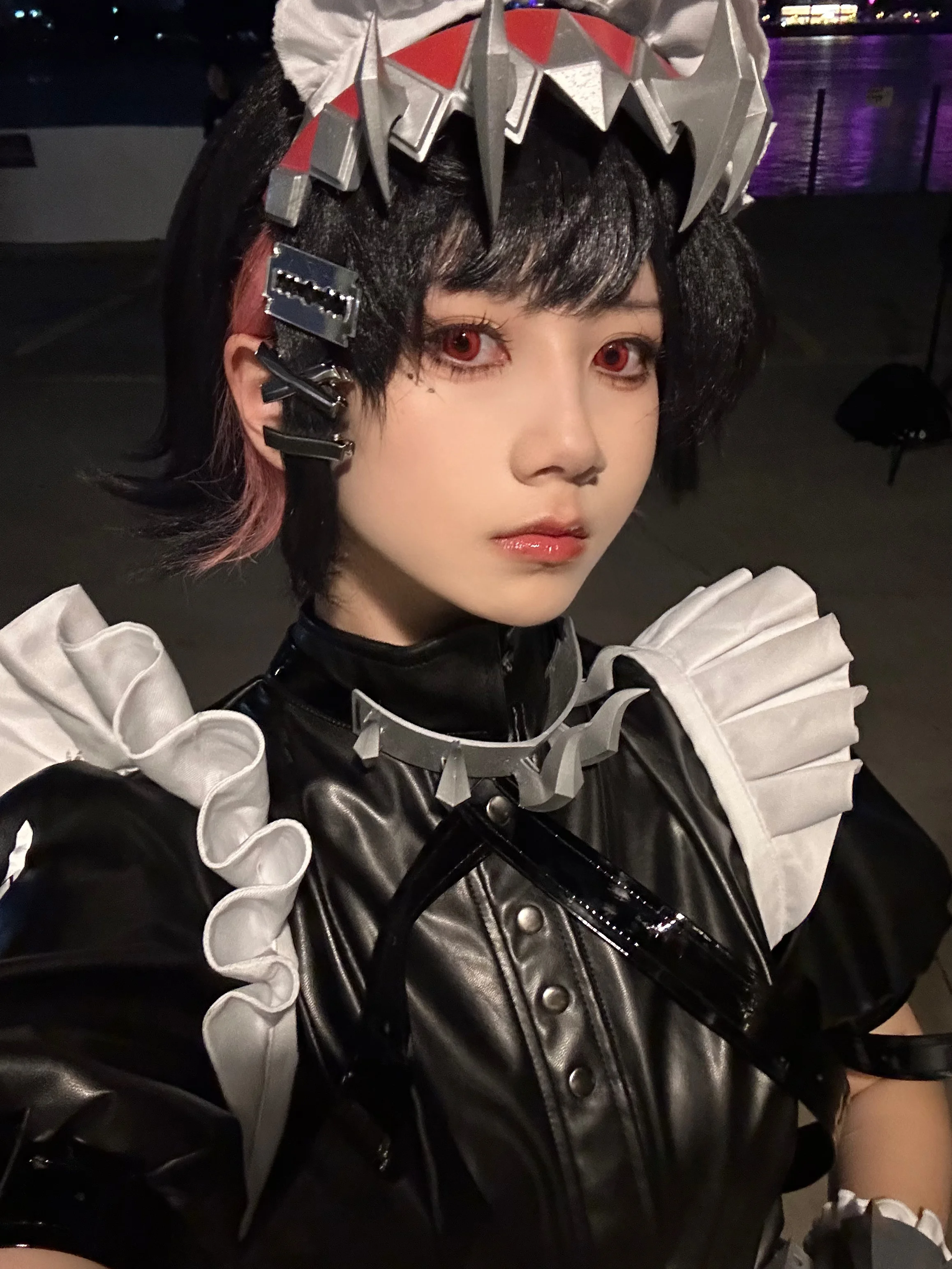 【愛蓮喬cos】絕區零黑皮女僕鯊魚妹，巨鐮與紅光的視覺張力 - 第 3 張