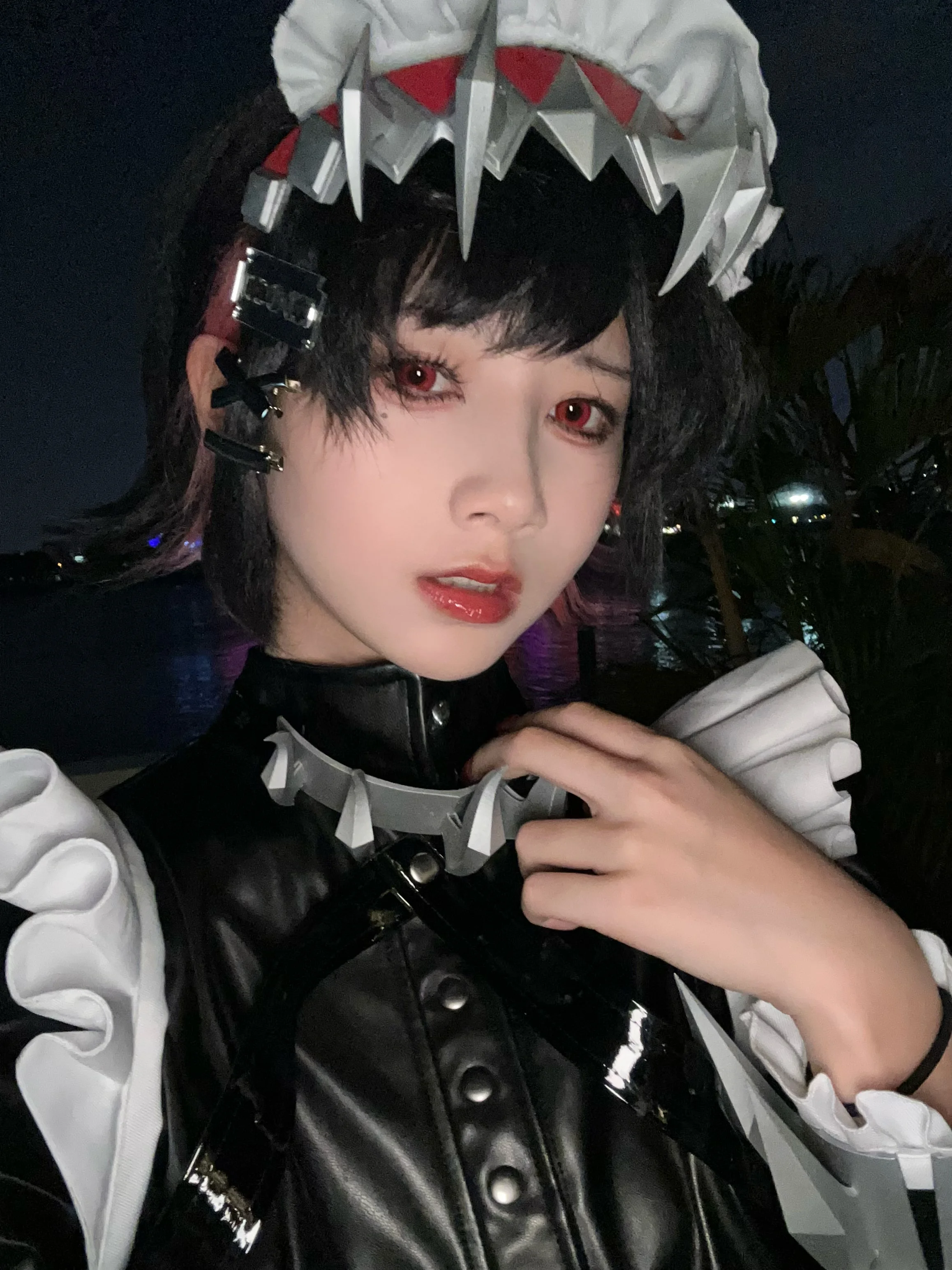 【愛蓮喬cos】絕區零黑皮女僕鯊魚妹，巨鐮與紅光的視覺張力 - 第 4 張