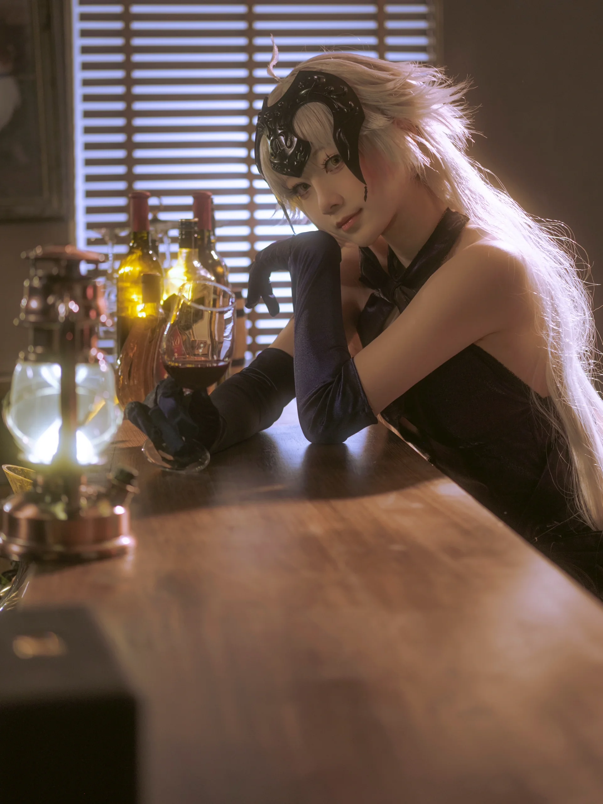 【Jeanne d'Arc (Alter) cosplay】Fate/Grand Order: A lazy sip under the tipsy night sky - Image 2