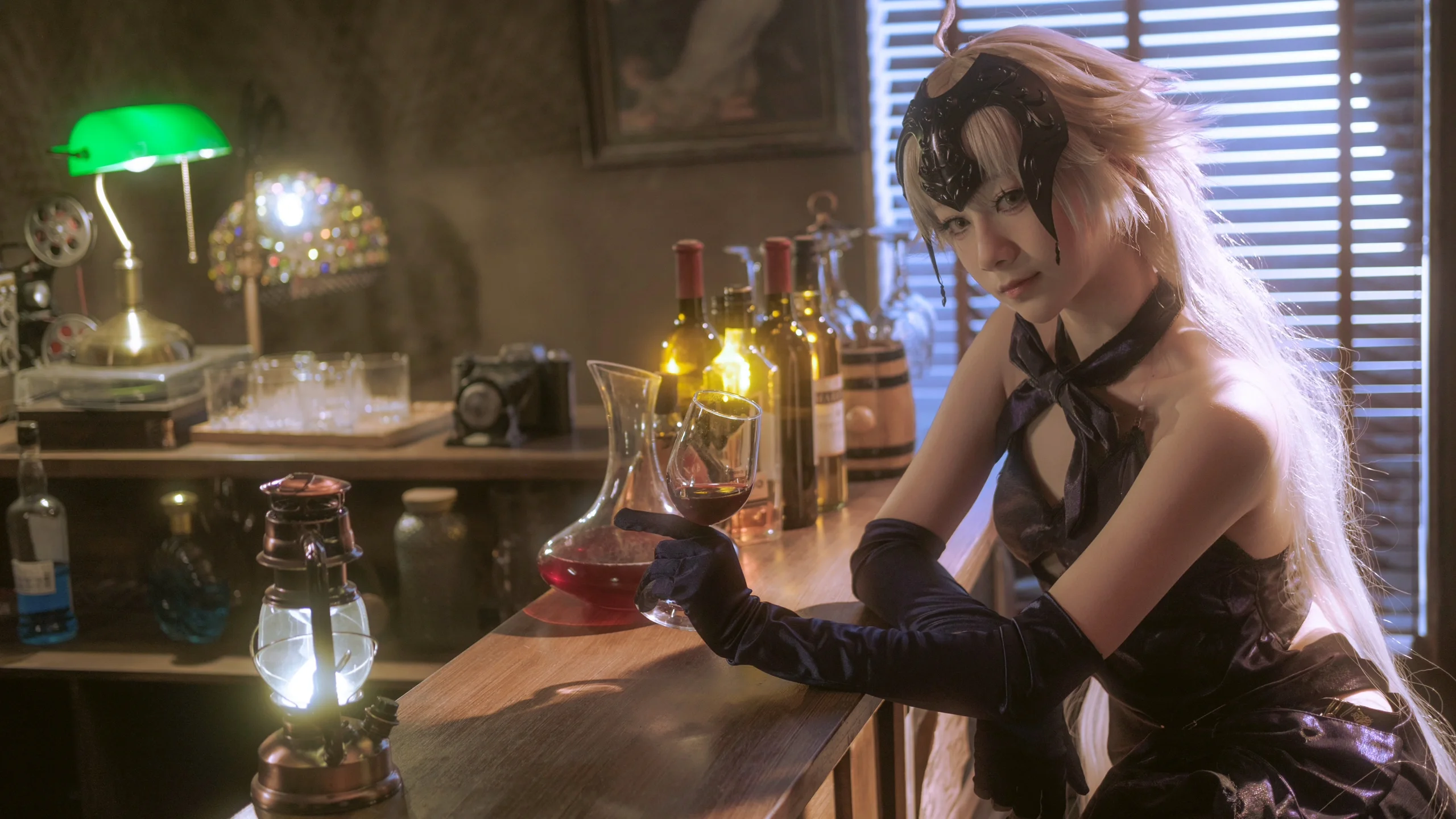 【Jeanne d'Arc (Alter) cosplay】Fate/Grand Order: A lazy sip under the tipsy night sky - Image 4