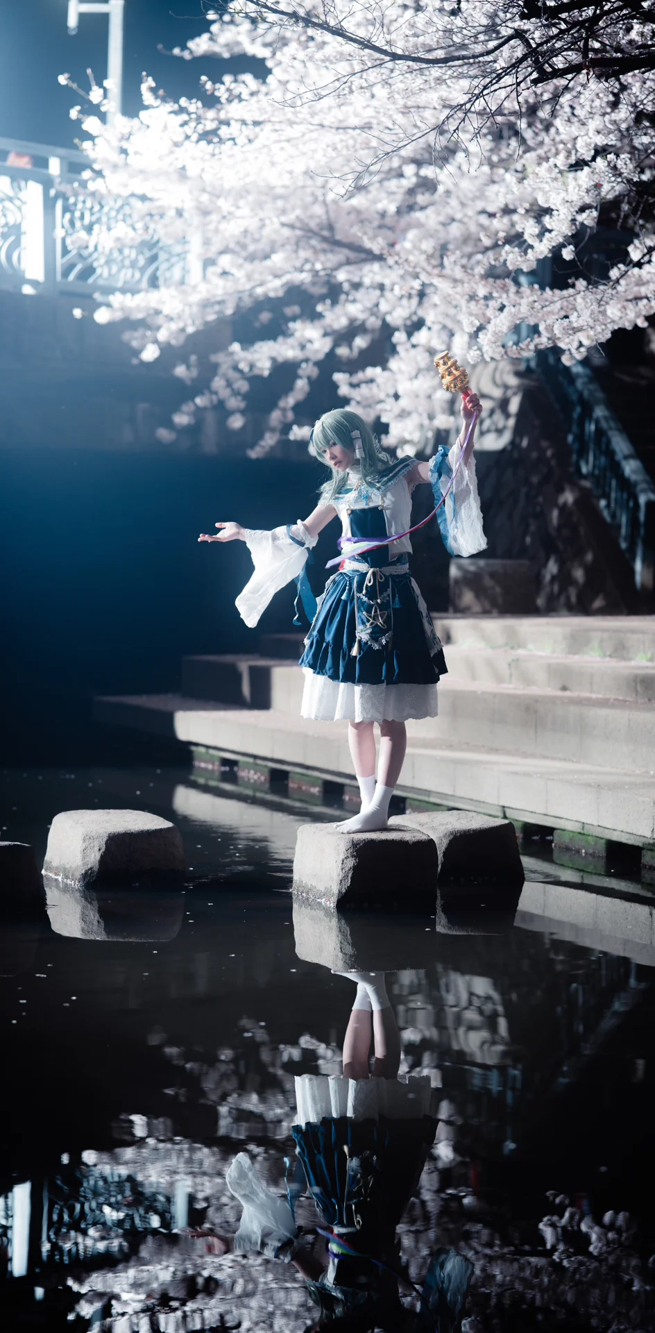 【东风谷早苗cos】东方project，夜樱与水面的全屏美学 - 第 2 张