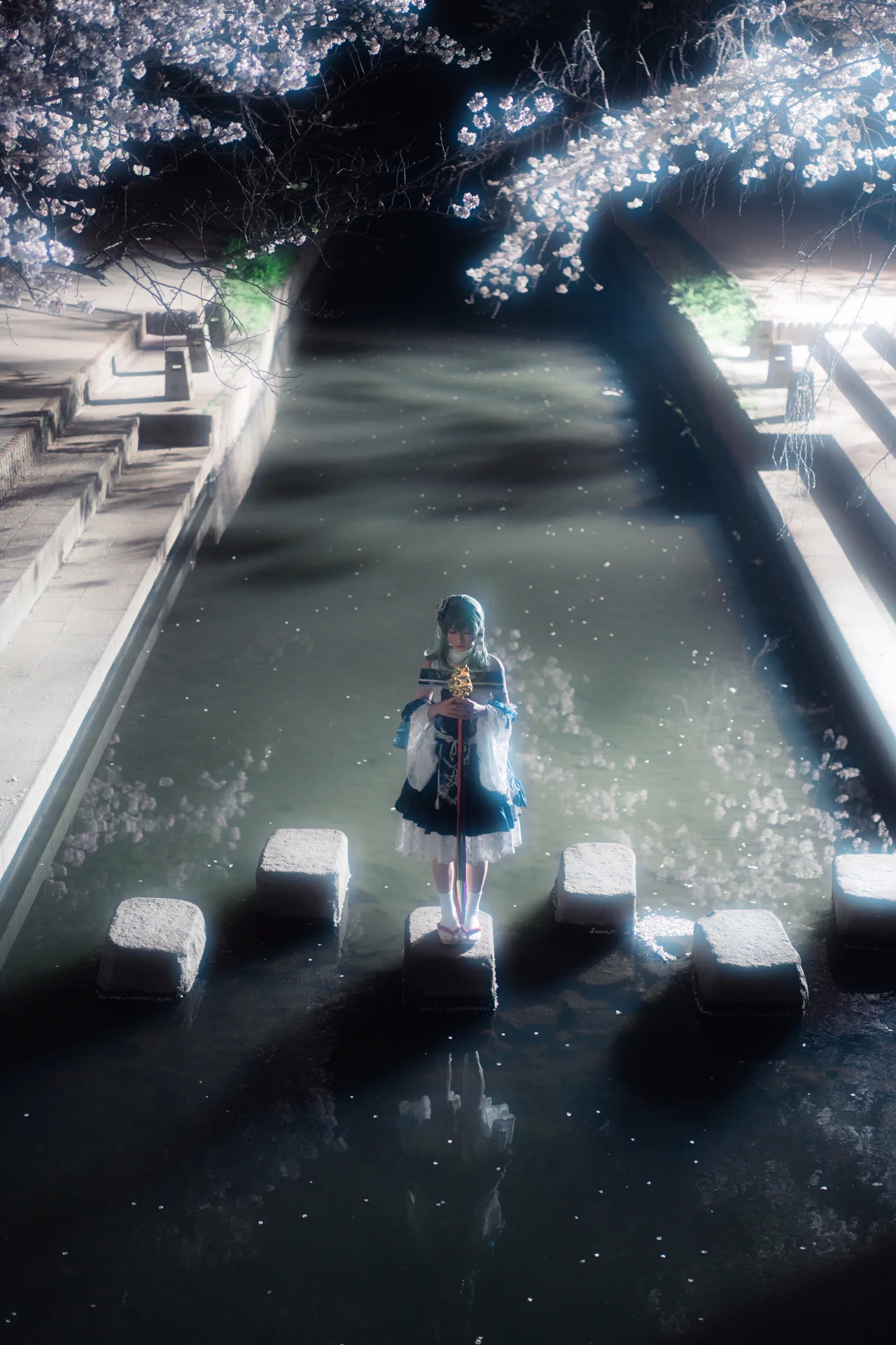 【东风谷早苗cos】东方project，夜樱与水面的全屏美学 - 第 6 张