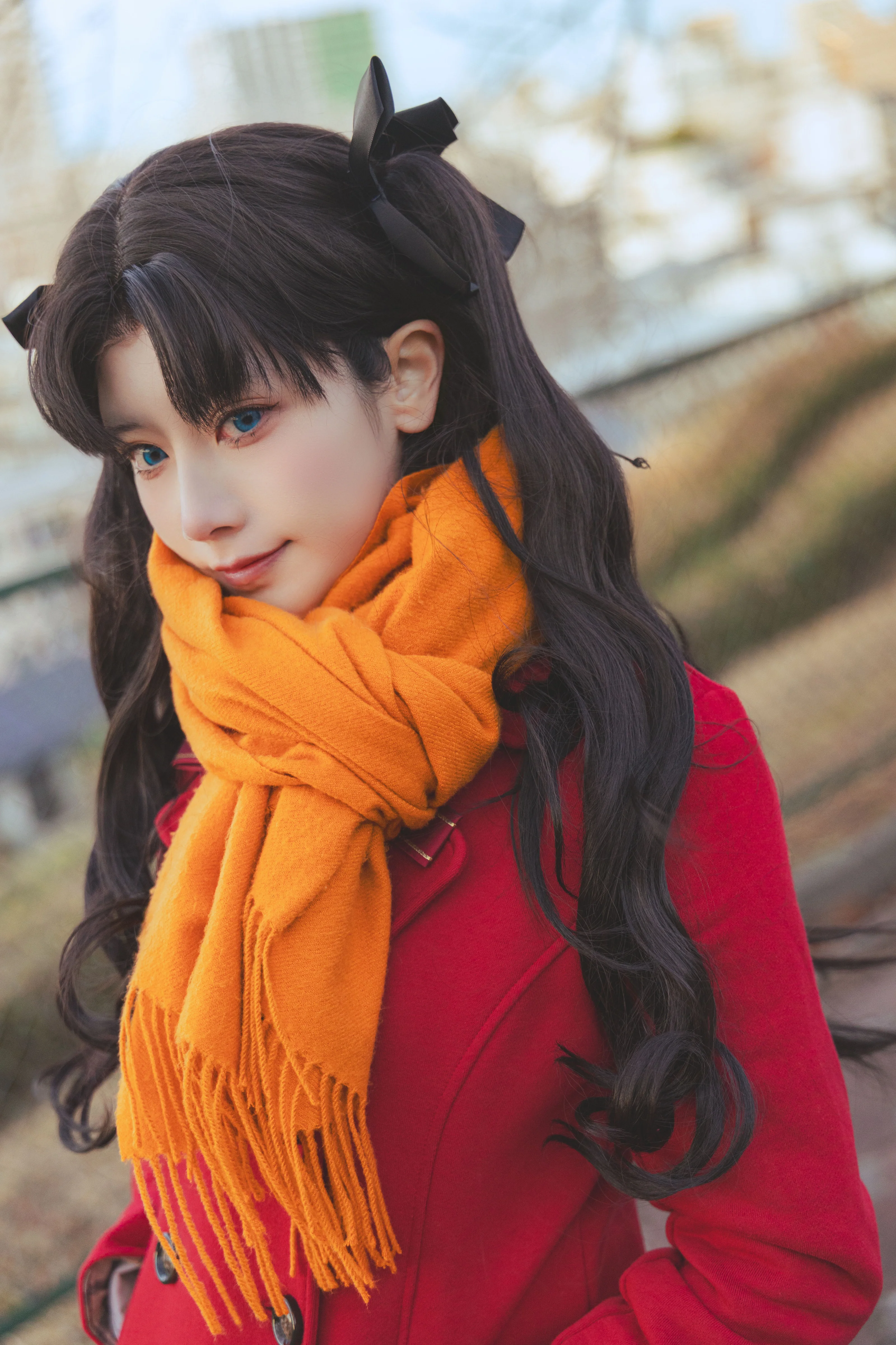 【远坂凛cos】冬日的红大衣与橘色围巾，在街头重现原版凛的闪光 - 第 1 张