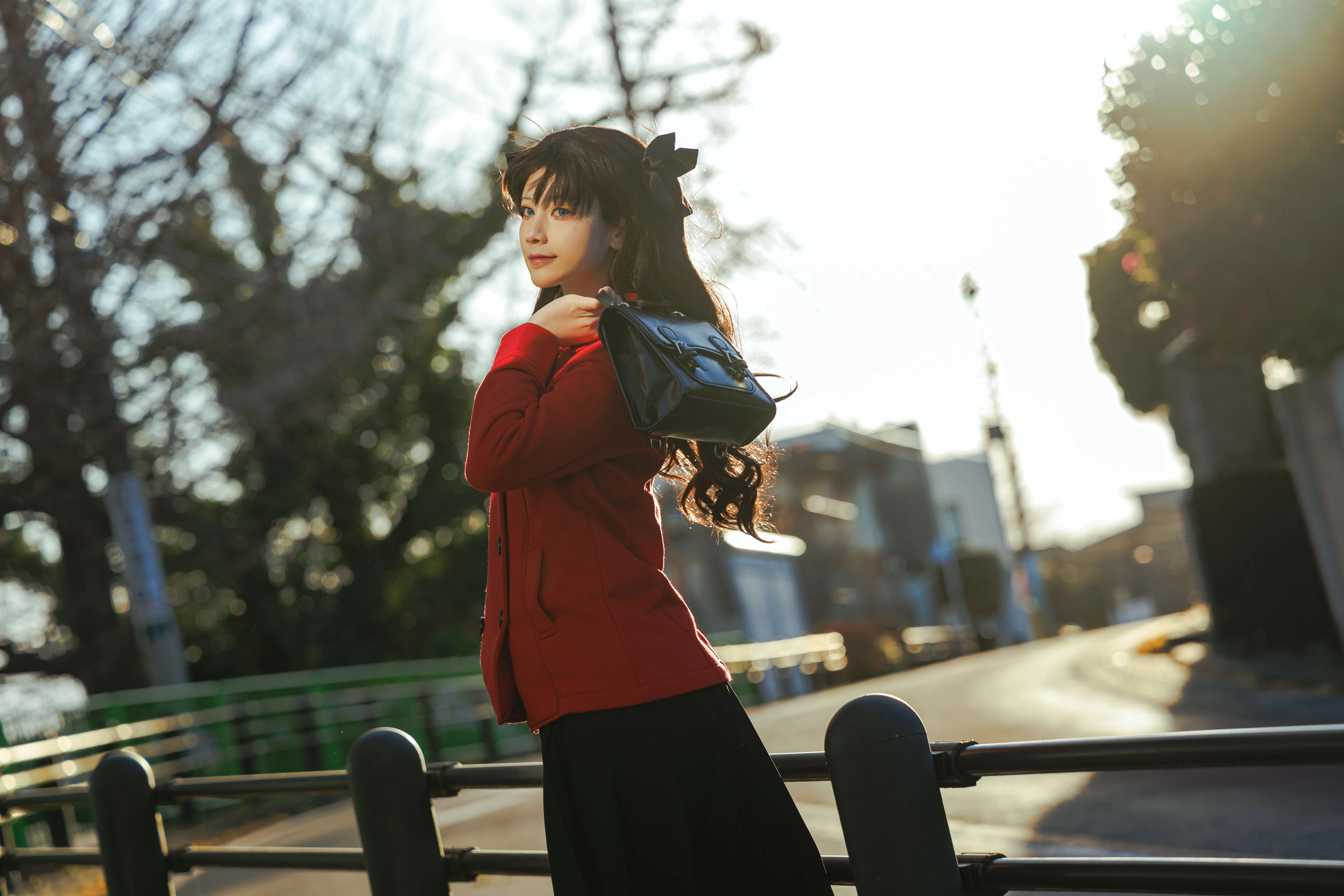 【远坂凛cos】冬日的红大衣与橘色围巾，在街头重现原版凛的闪光 - 第 13 张