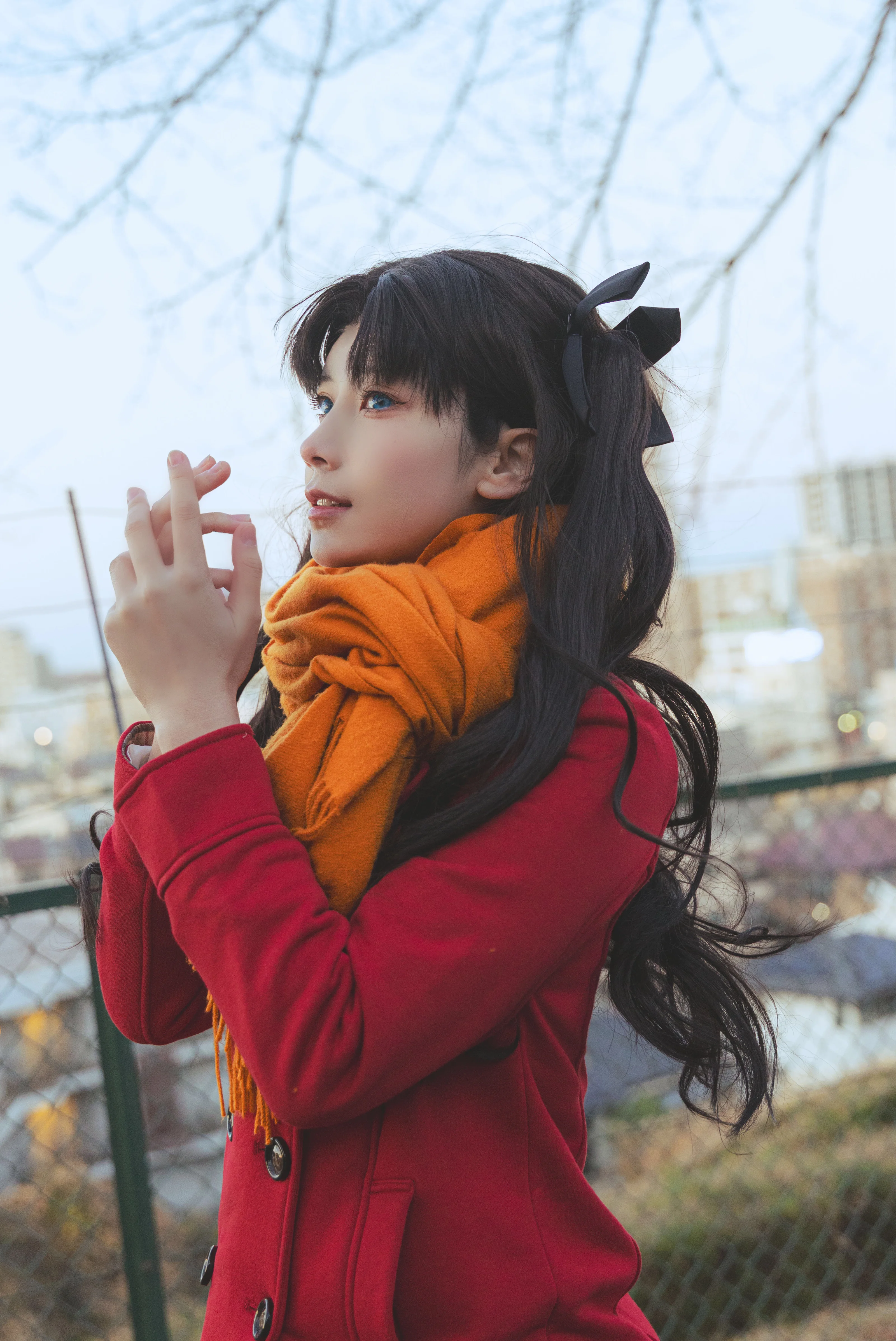 【远坂凛cos】冬日的红大衣与橘色围巾，在街头重现原版凛的闪光 - 第 2 张