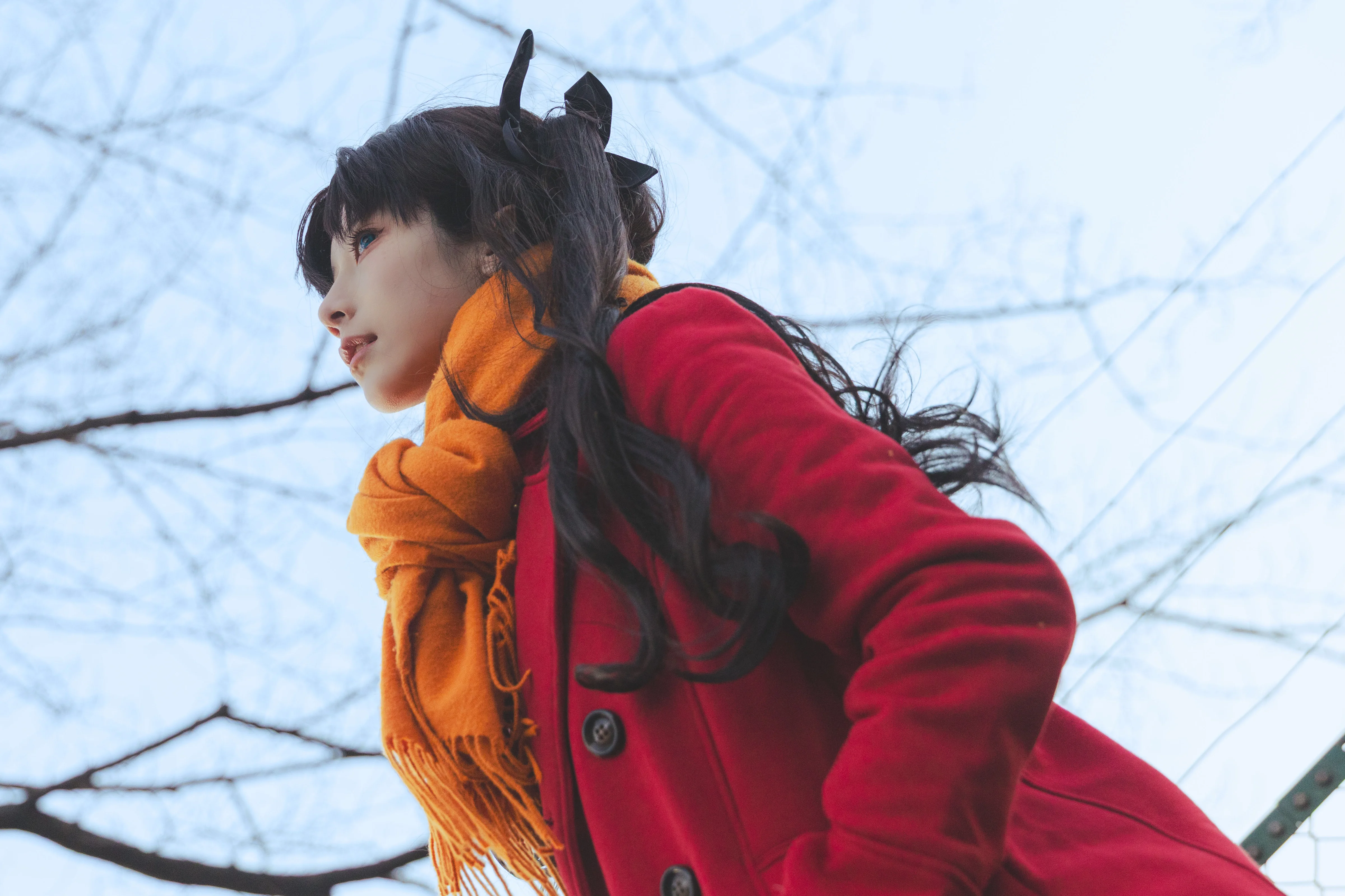 【远坂凛cos】冬日的红大衣与橘色围巾，在街头重现原版凛的闪光 - 第 3 张