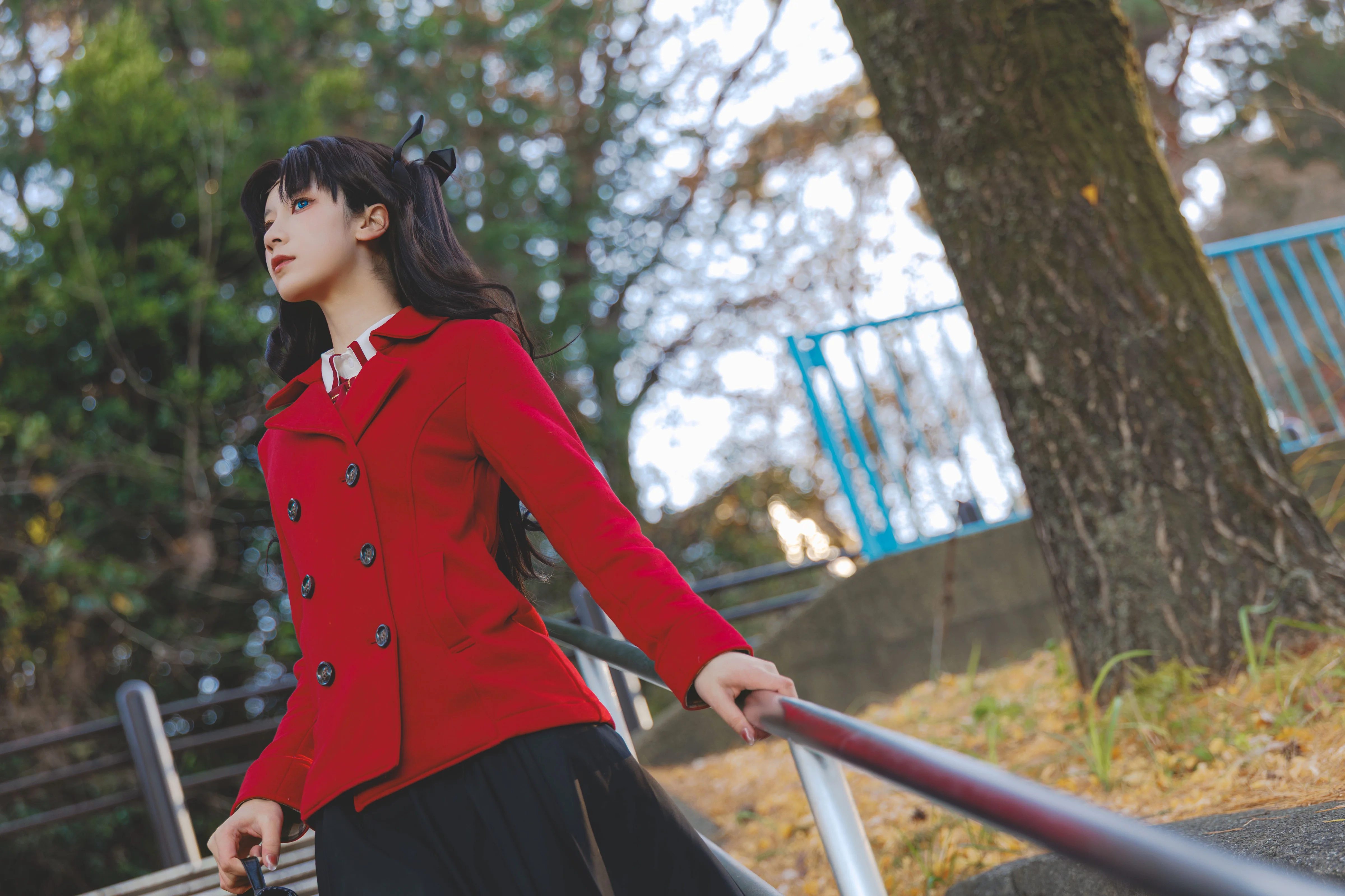 【远坂凛cos】冬日的红大衣与橘色围巾，在街头重现原版凛的闪光 - 第 8 张
