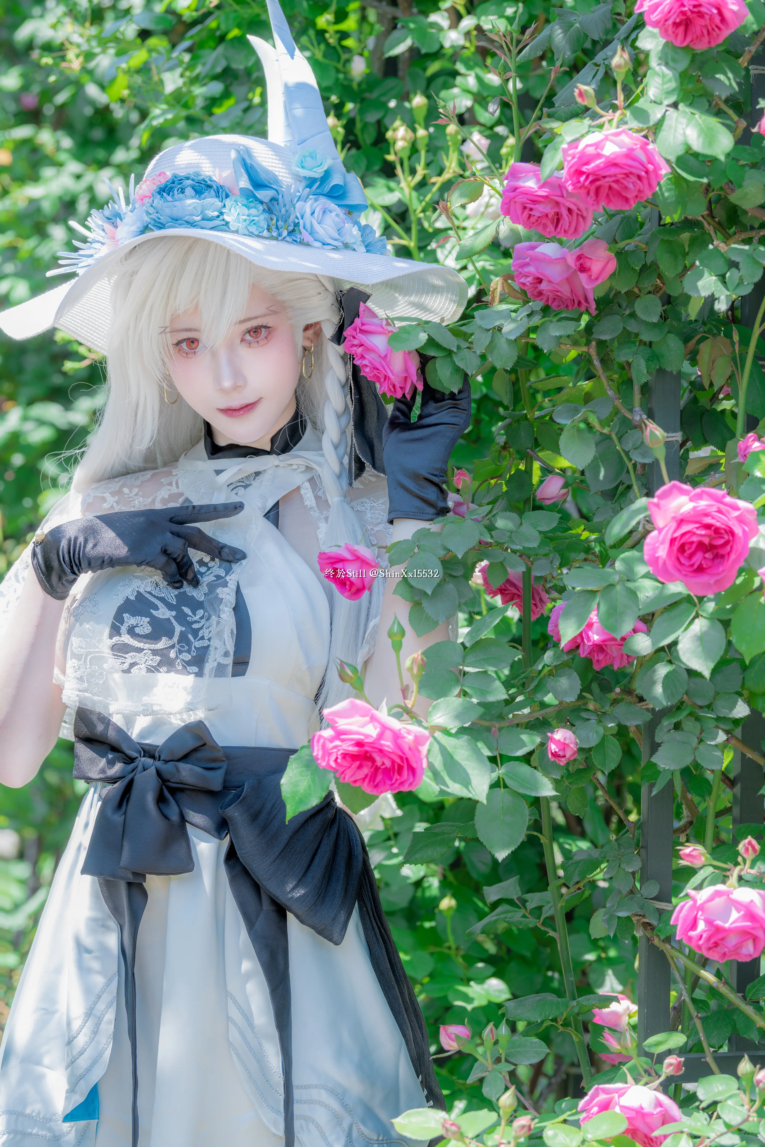 【オルガマリー・アニムスフィア コスプレ】Fate/Grand Orderの所長、バラ園でガチャ解放を待つ - 1 枚目