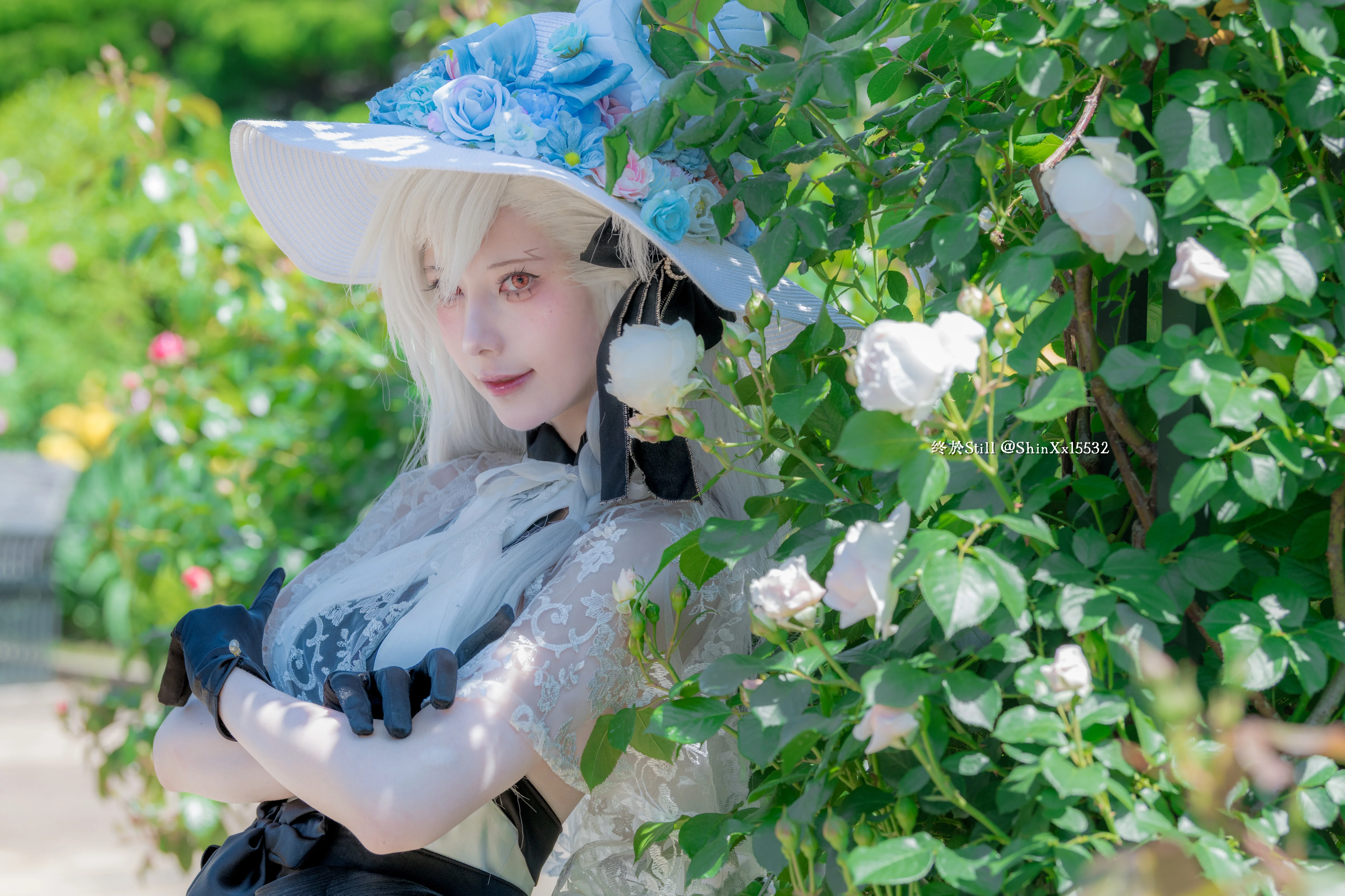 【オルガマリー・アニムスフィア コスプレ】Fate/Grand Orderの所長、バラ園でガチャ解放を待つ - 2 枚目