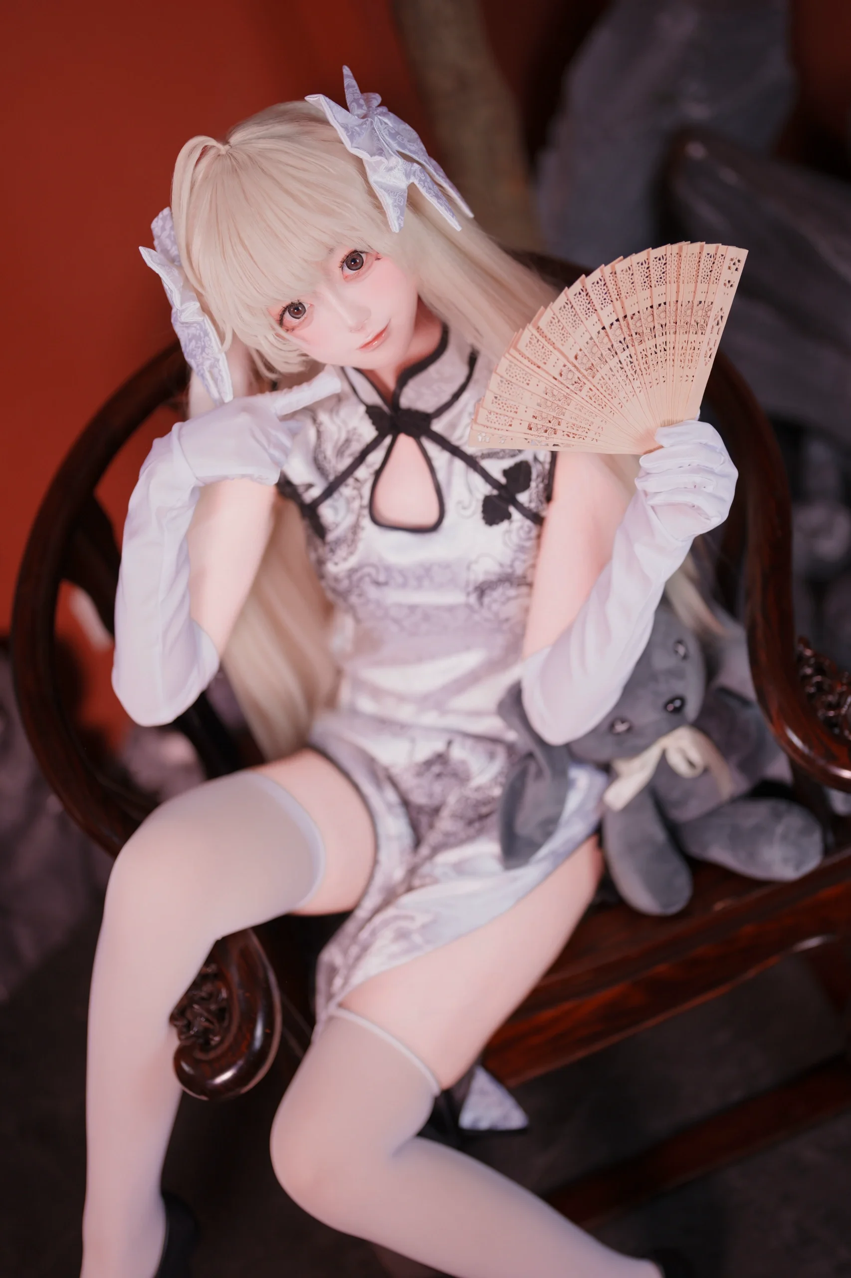 【春日野穹cos】改良旗袍与白丝，中式红墙下的二次元瞬间 - 第 1 张