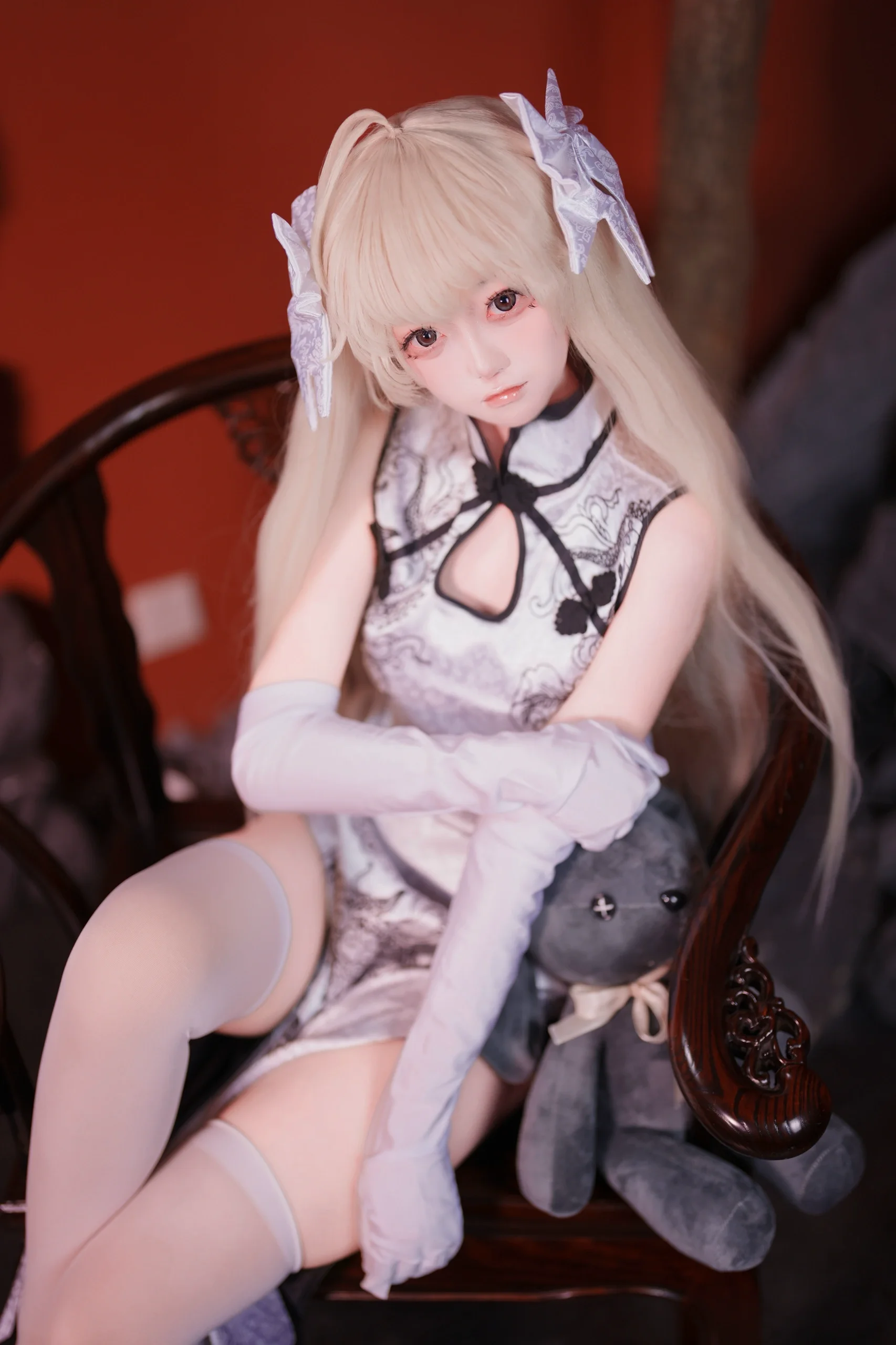 【春日野穹cos】改良旗袍与白丝，中式红墙下的二次元瞬间 - 第 3 张