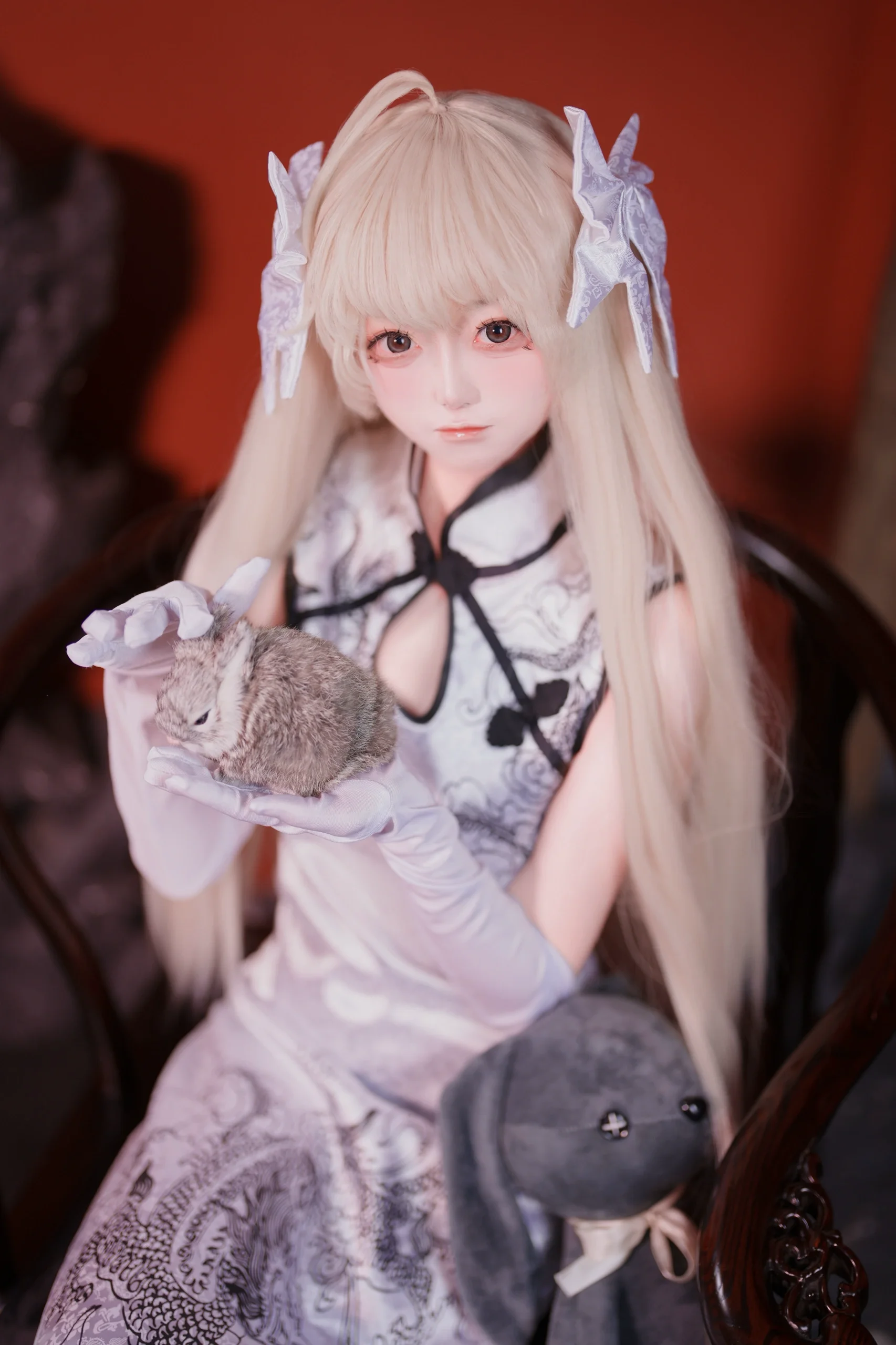 【春日野穹cos】改良旗袍与白丝，中式红墙下的二次元瞬间 - 第 4 张