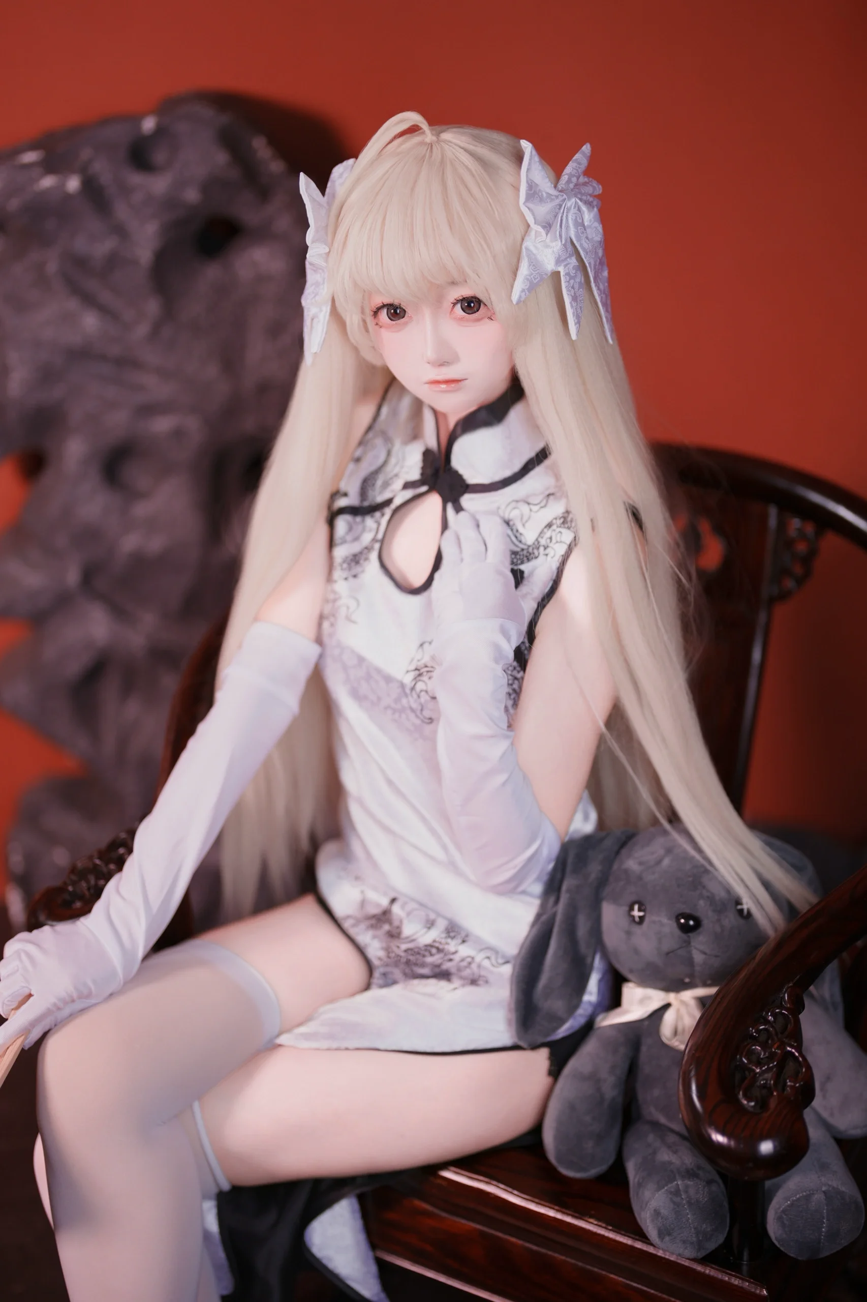 【春日野穹cos】改良旗袍与白丝，中式红墙下的二次元瞬间 - 第 5 张