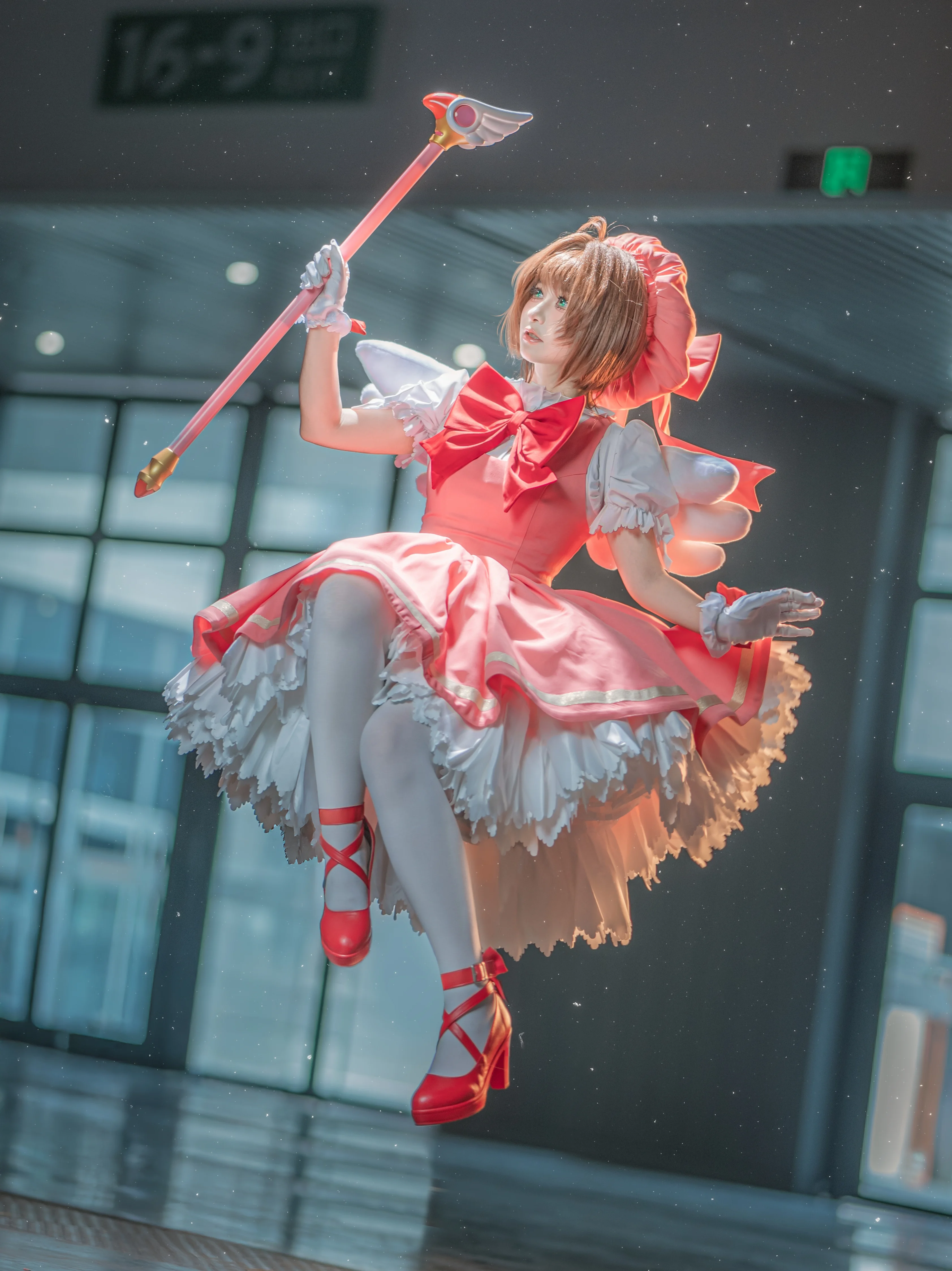 【木之本樱cos】魔卡少女樱室内漫展场照，魔法悬浮瞬间
