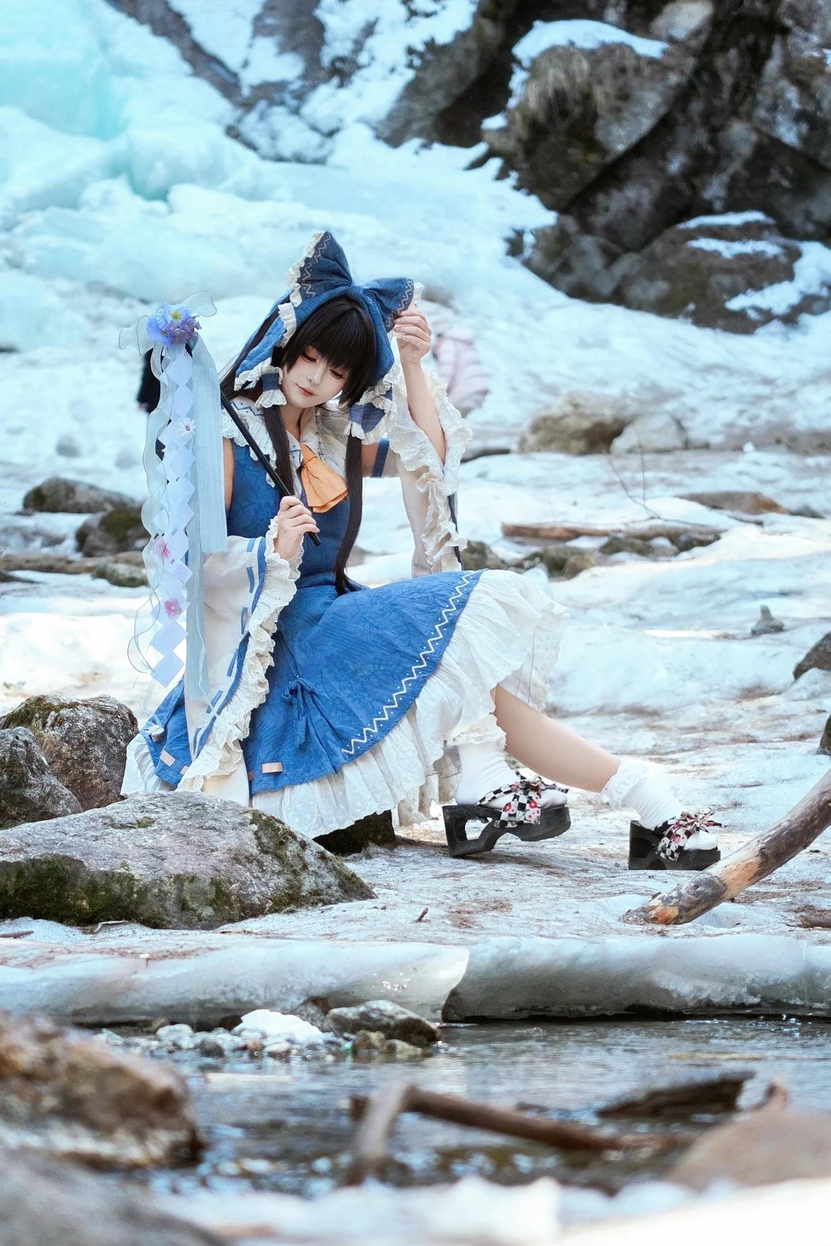 【博丽灵梦cos】冰雪溪涧的冬日二设巫女 - 第 1 张