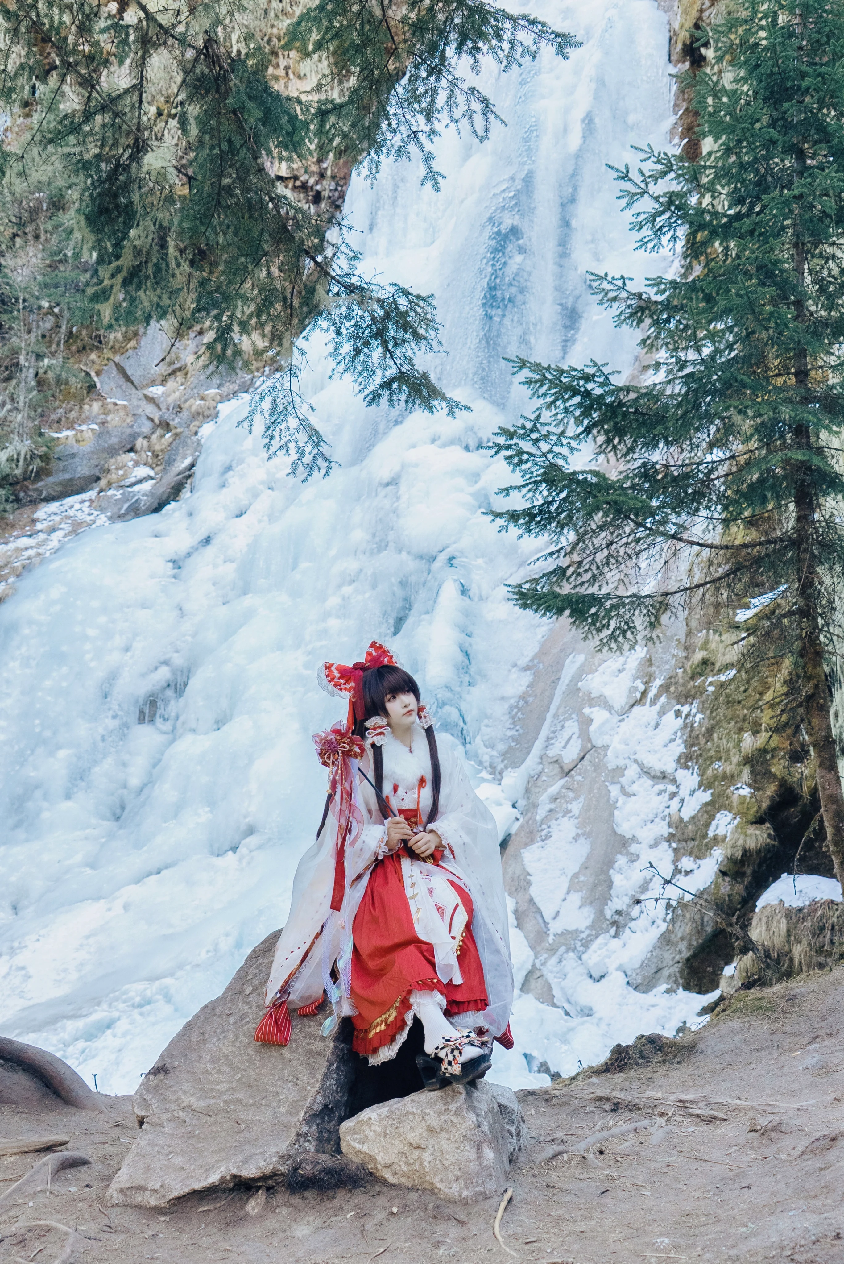 【博丽灵梦cos】雪山冰瀑中的红白巫女 - 第 5 张