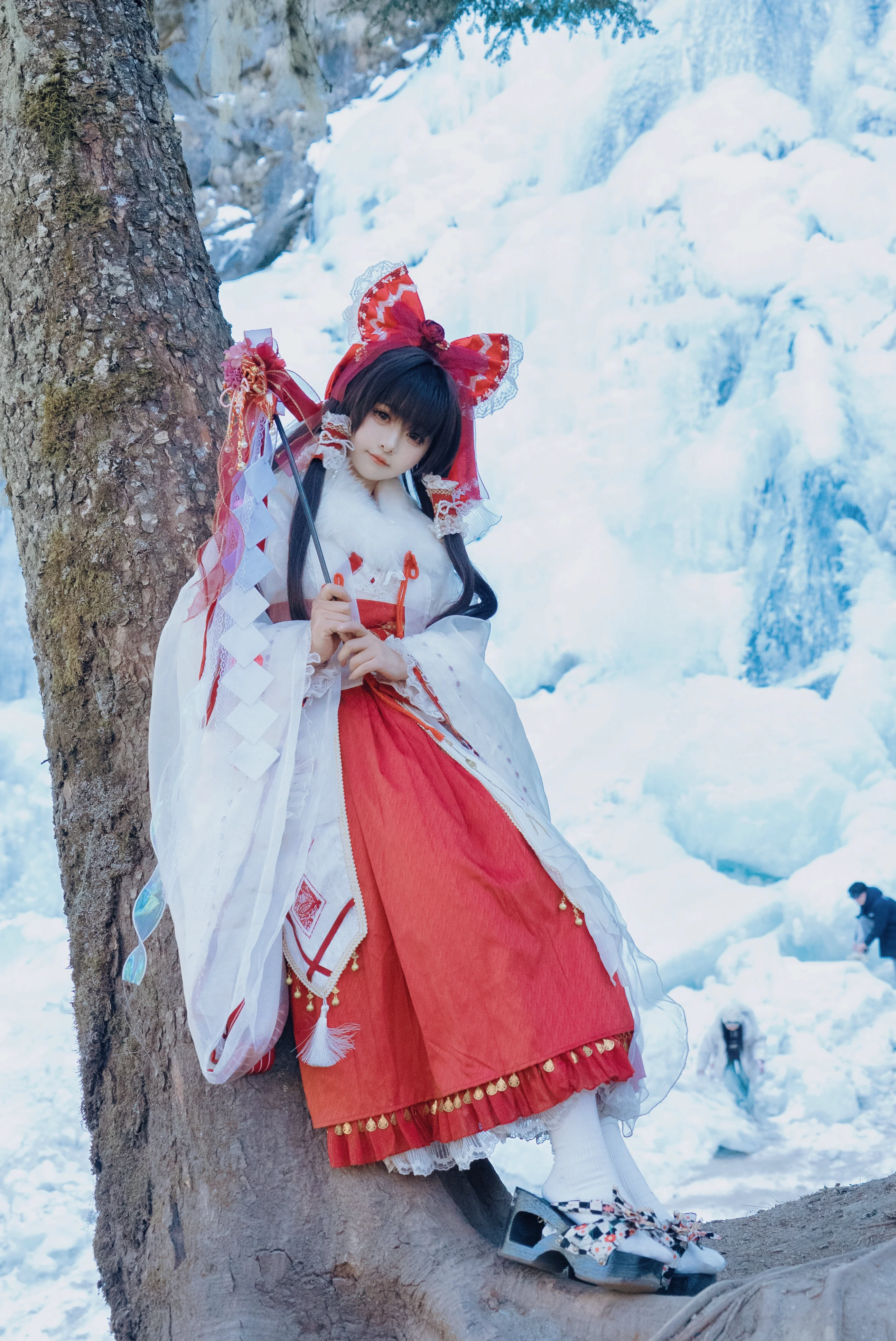 【博丽灵梦cos】雪山冰瀑中的红白巫女 - 第 6 张