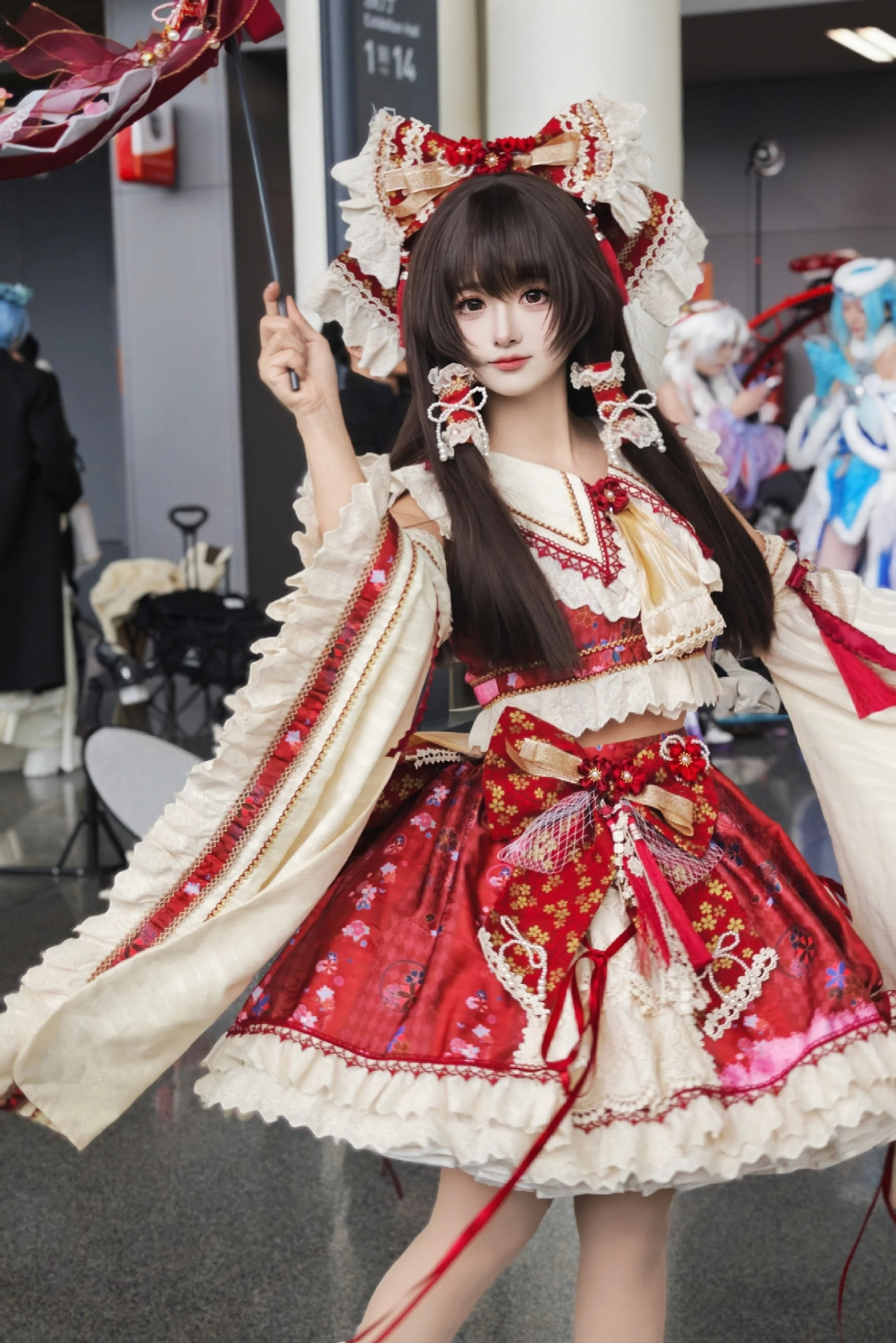 【博丽灵梦cos】熟悉的袖摆与御币，抓拍也能保留飘逸的动态感 - 第 1 张