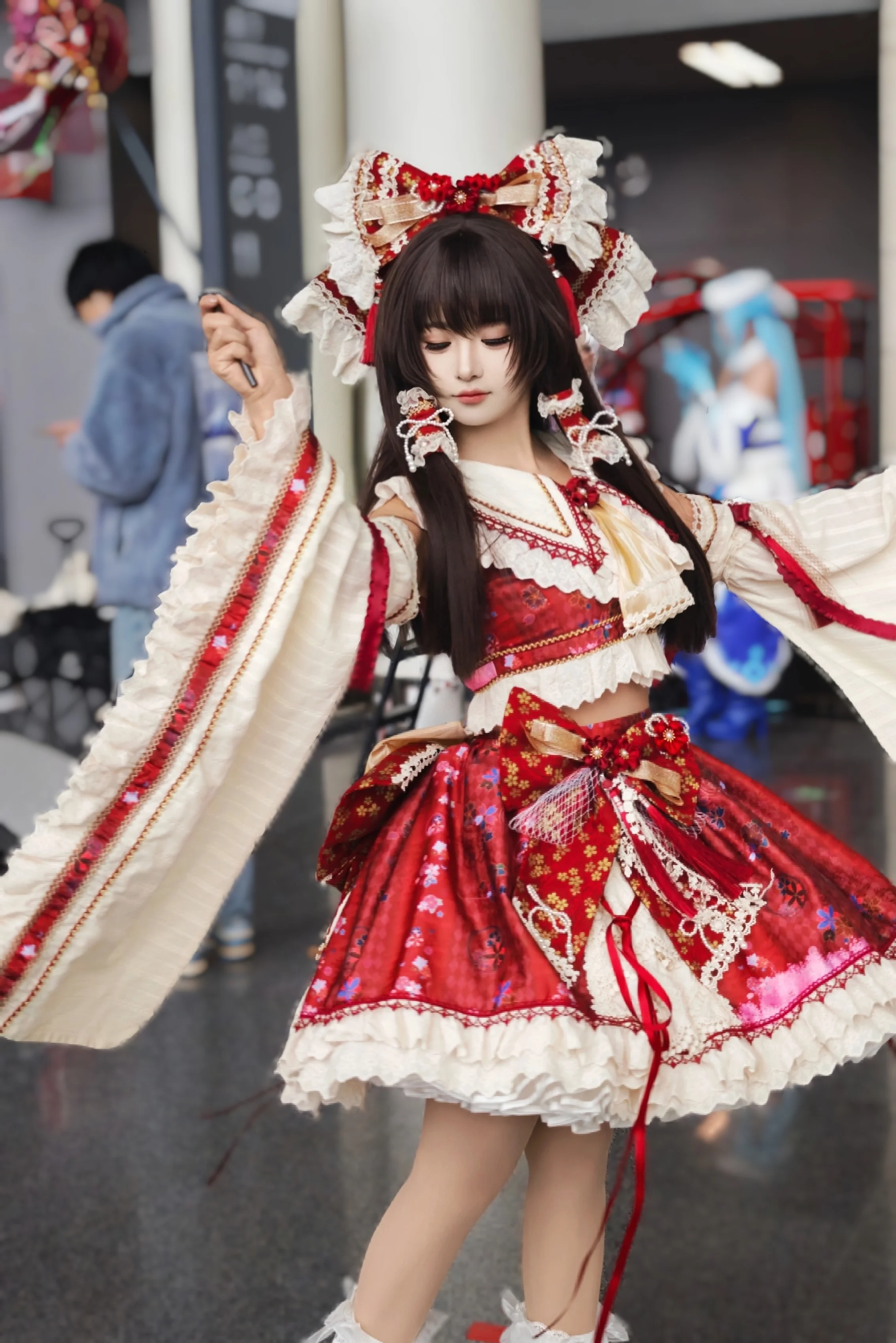 【博丽灵梦cos】熟悉的袖摆与御币，抓拍也能保留飘逸的动态感 - 第 2 张