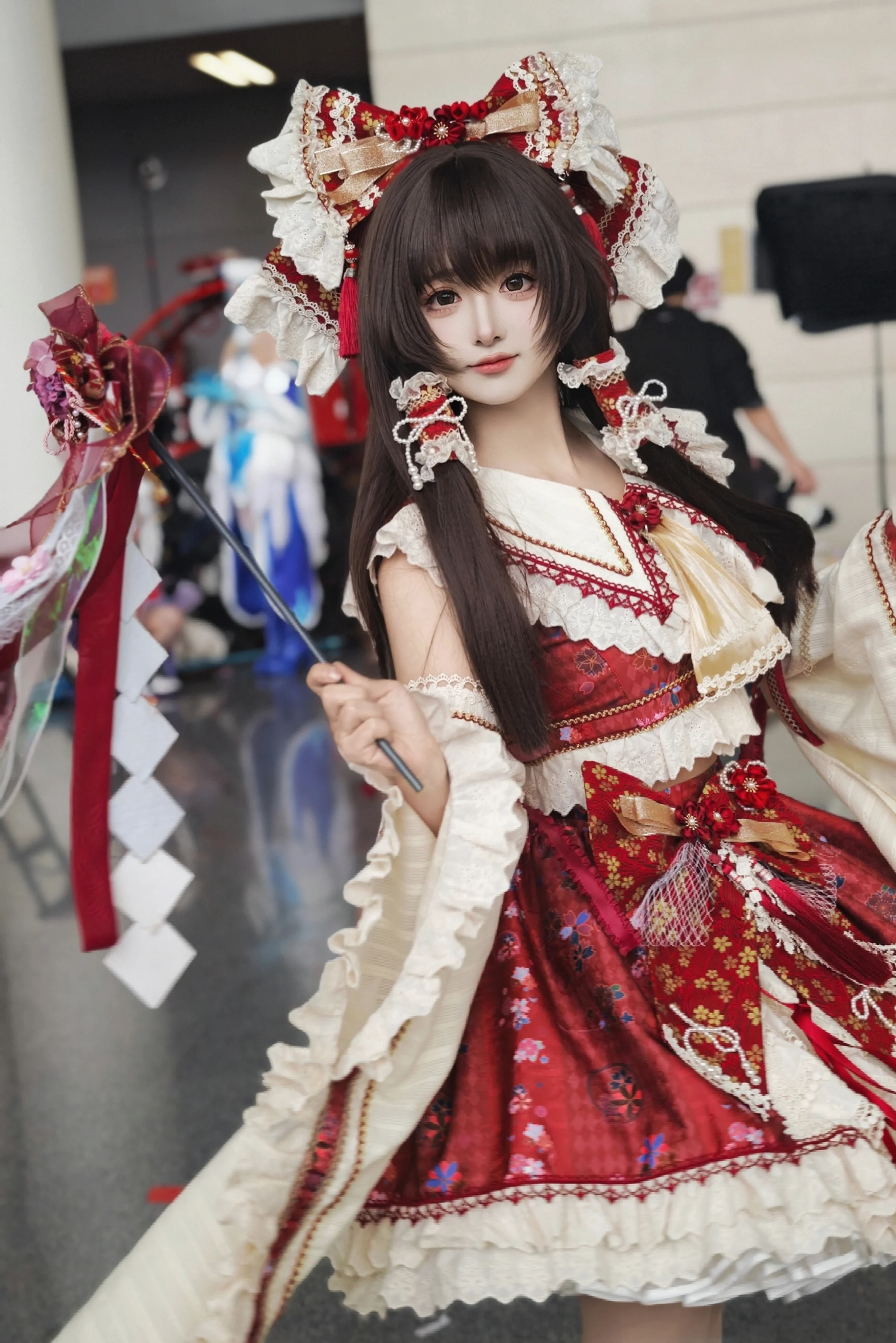 【博丽灵梦cos】熟悉的袖摆与御币，抓拍也能保留飘逸的动态感 - 第 3 张